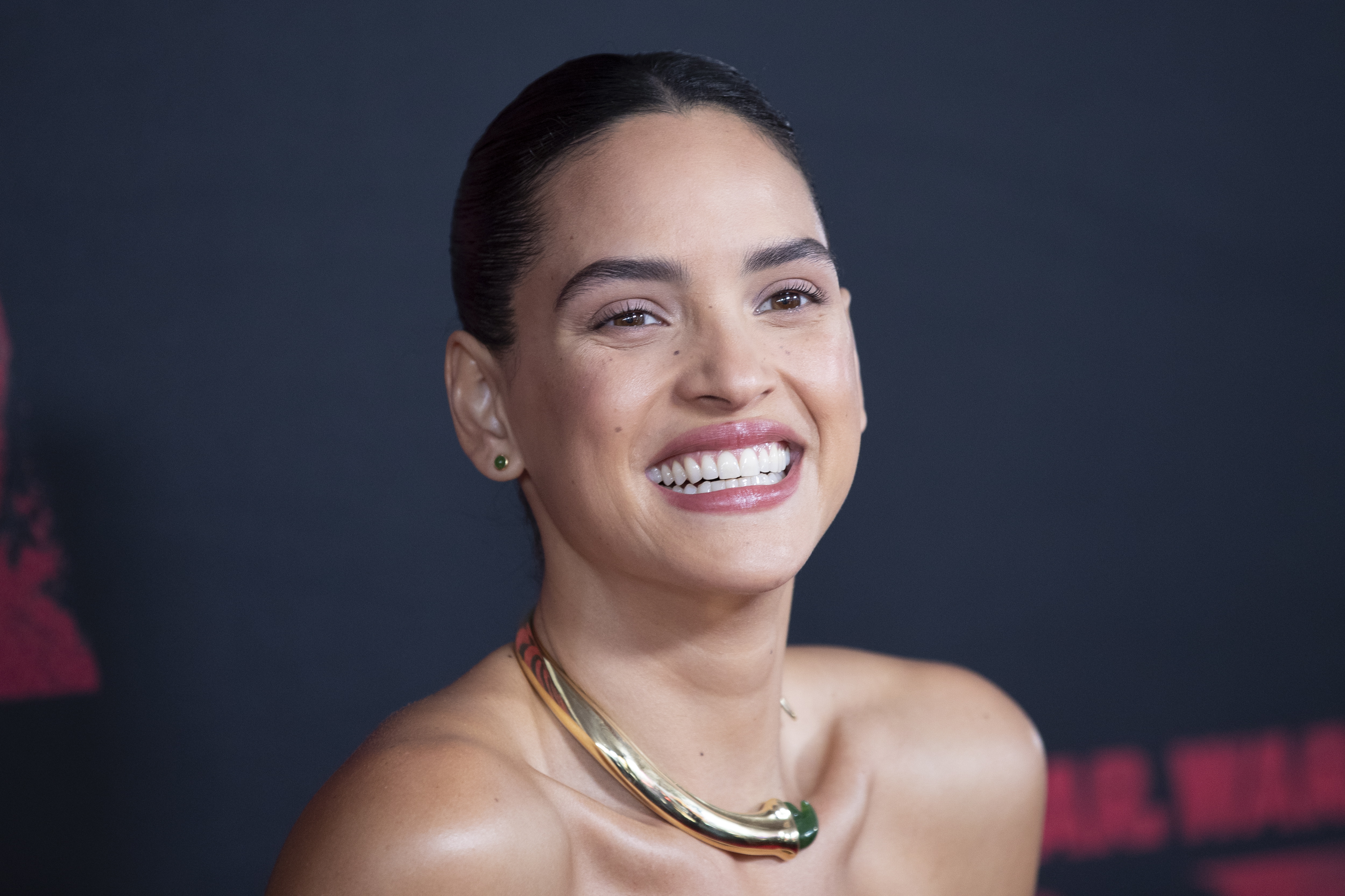 Adria Arjona vibra con “Minutos” desde el público: un gesto sencillo en la residencia “Lo que el Seco no dijo” que enamora a las redes