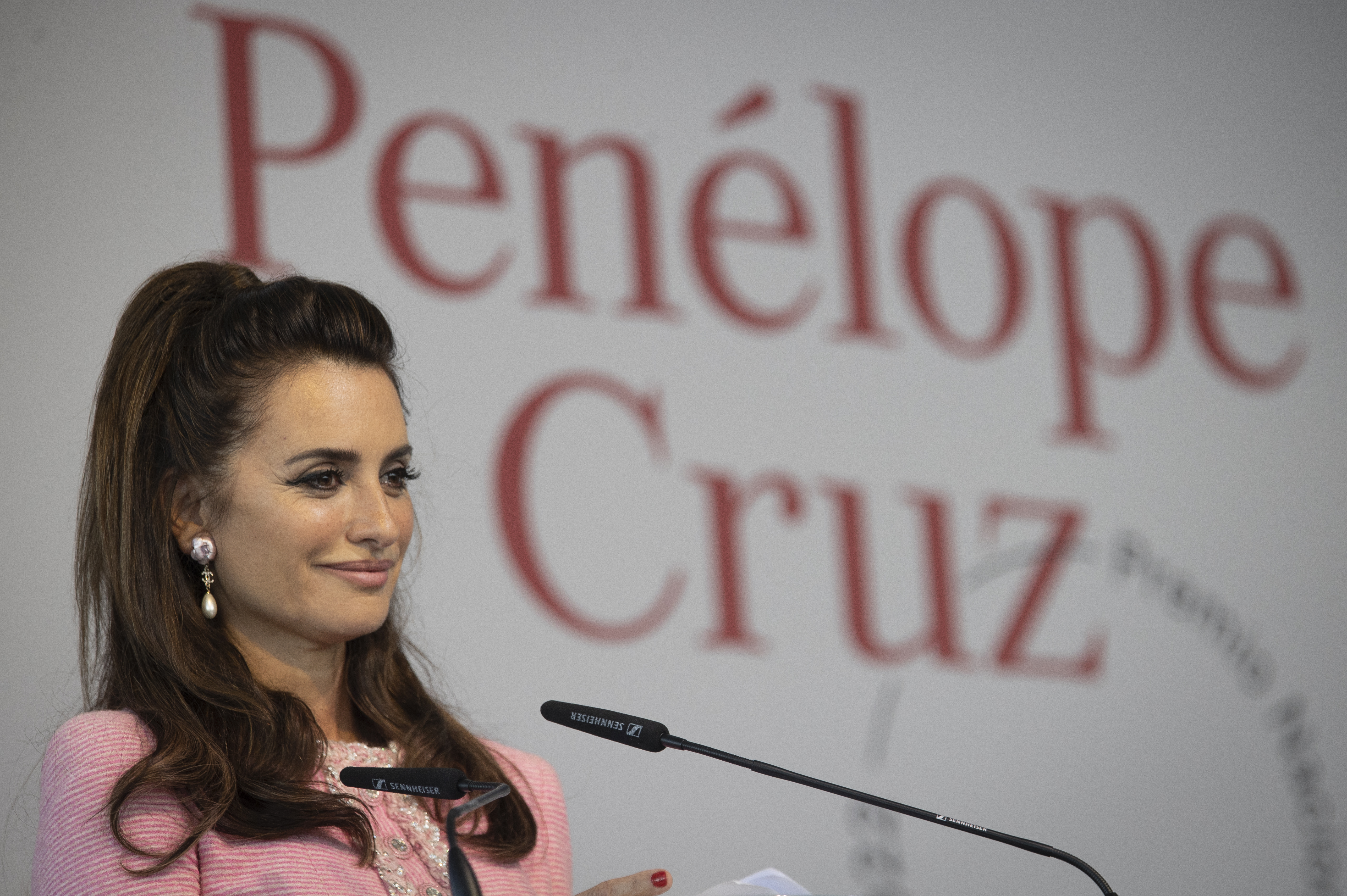 La actriz Penélope Cruz tras recibir de manos del ministro de Cultura, Miquel Iceta, el Premio Nacional de Cinematografía, un galardón que reconoce uno de los currículos cinematográficos más espectaculares de España.  (Foto Prensa Libre: EFE/ Javier Etxezarreta)