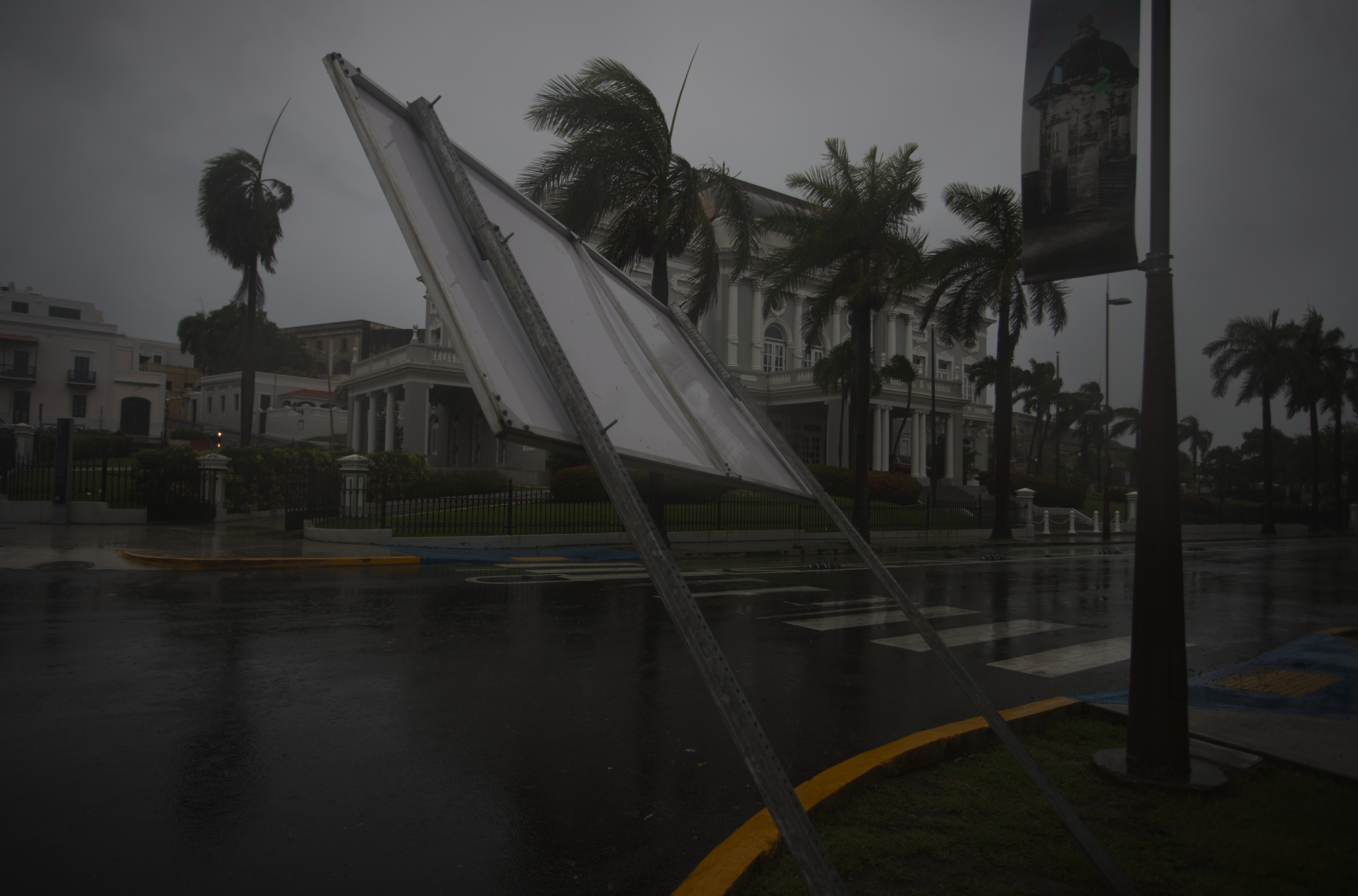 Fotografía de los efectos del huracán Fiona durante su paso  este domingo en San Juan, Puerto Rico. El huracán Fiona tocó este domingo tierra en el suroeste de la isla con vientos máximos sostenidos de 140 kilómetros por hora, según informó el Centro Nacional de Huracanes de Estados Unidos (NHC, en inglés). (Foto Prensa Libre: EFE).