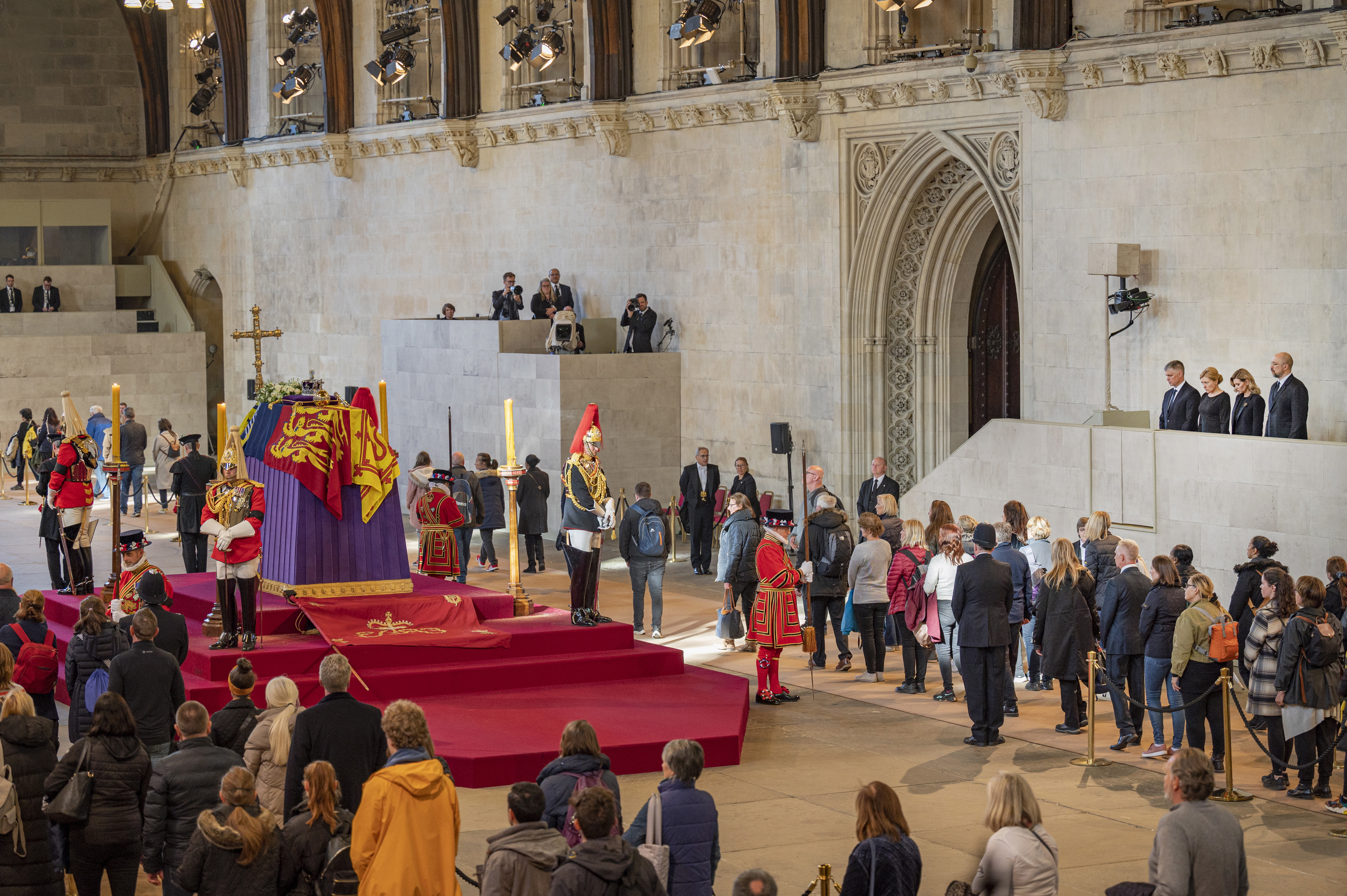 Velatorio de la reina Isabel II de Gran Bretaña en el Palacio de Westminster en Londres, Gran Bretaña. El velatorio de la reina terminará en la mañana del funeral de Estado, el 19 de septiembre. (Foto Prensa Libre: EFE)
