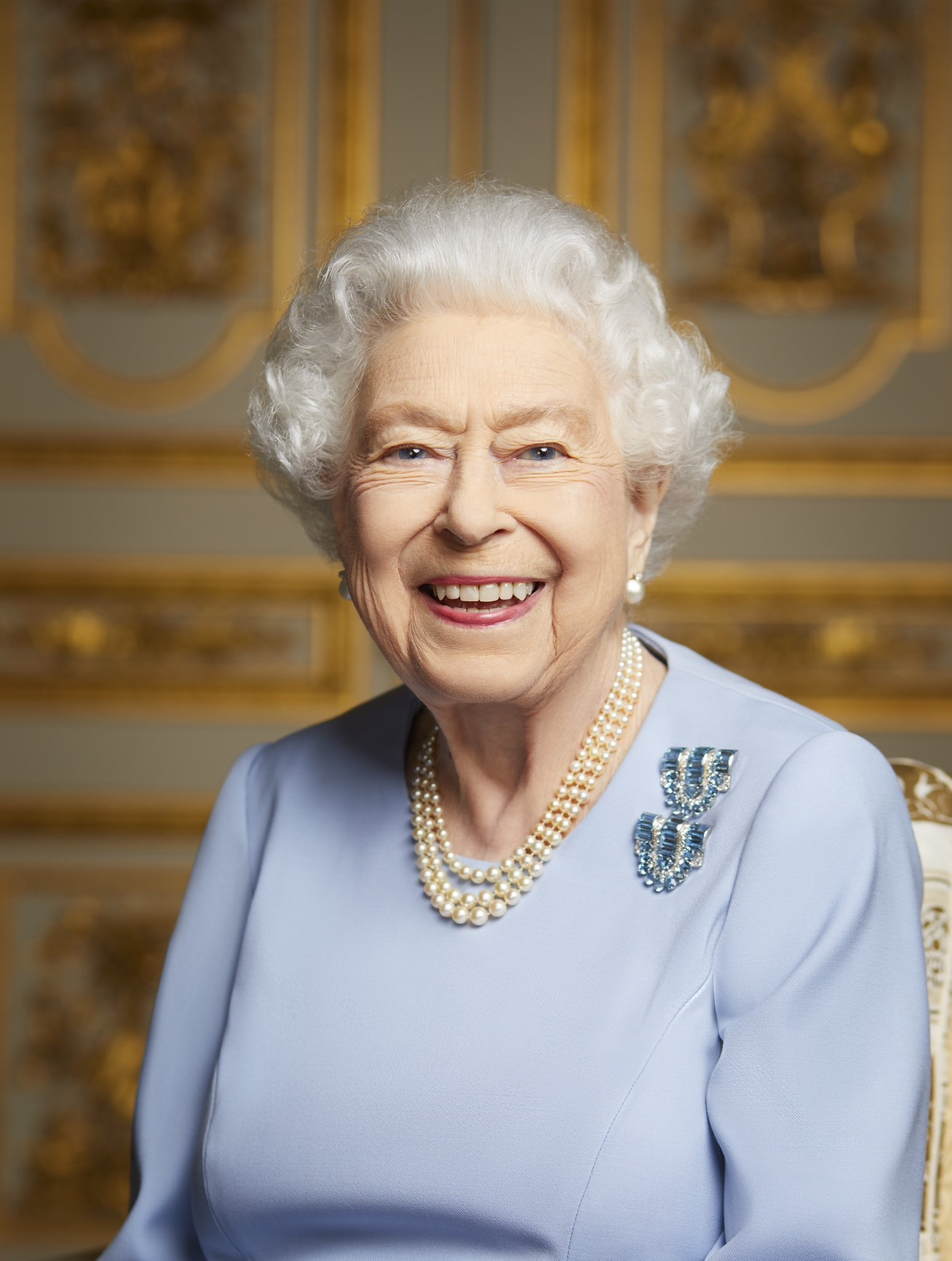 Inteligencia británica ocultó a la reina Isabel II que su asesor de arte era espía soviético