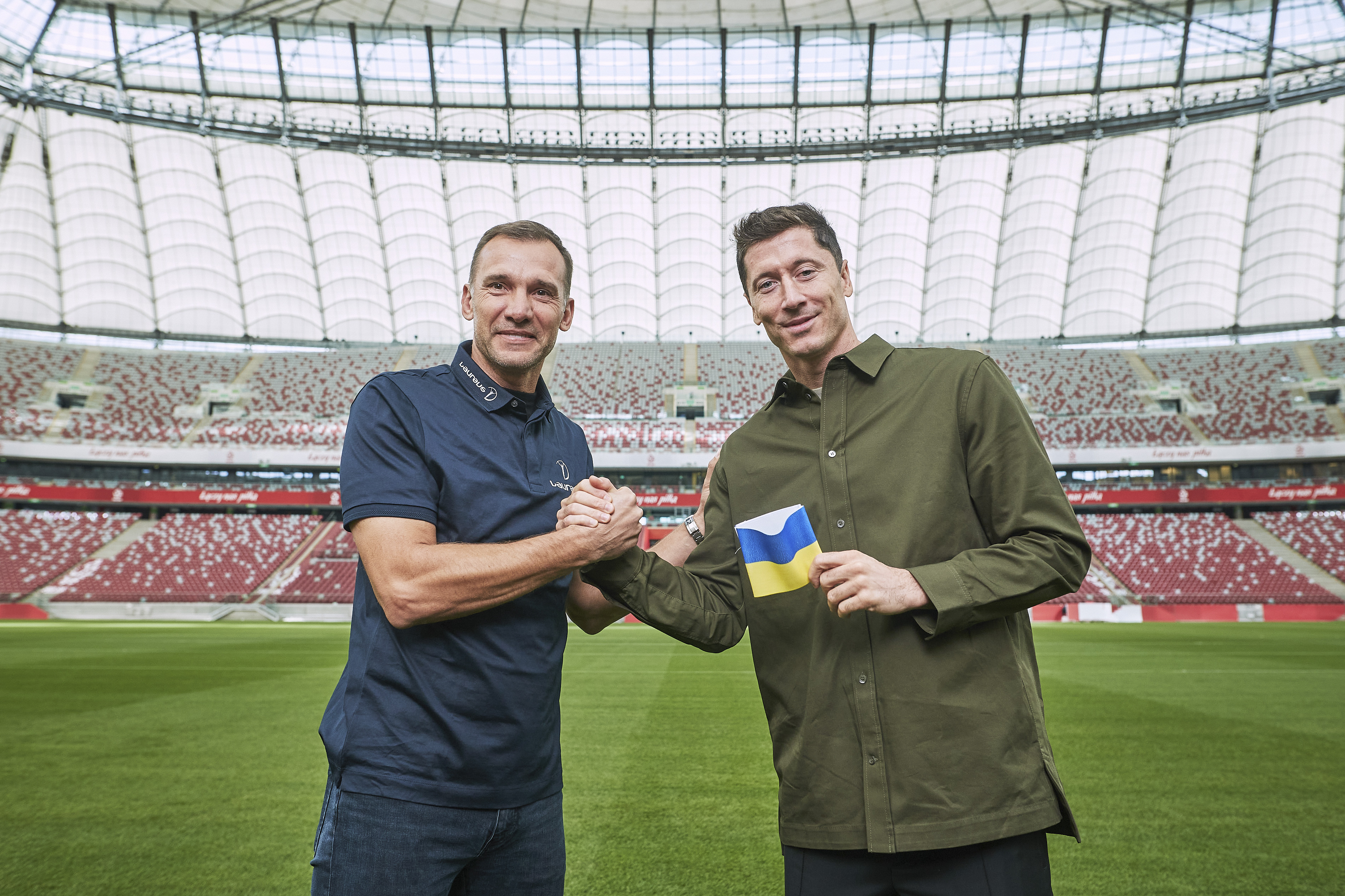 El polaco Robert Lewandowski, delantero del Barcelona, se reunió este martes en el estadio nacional de Varsovia con el mítico exjugador ucraniano Andriy Shevchenko. (Foto Prensa Libre: EFE)