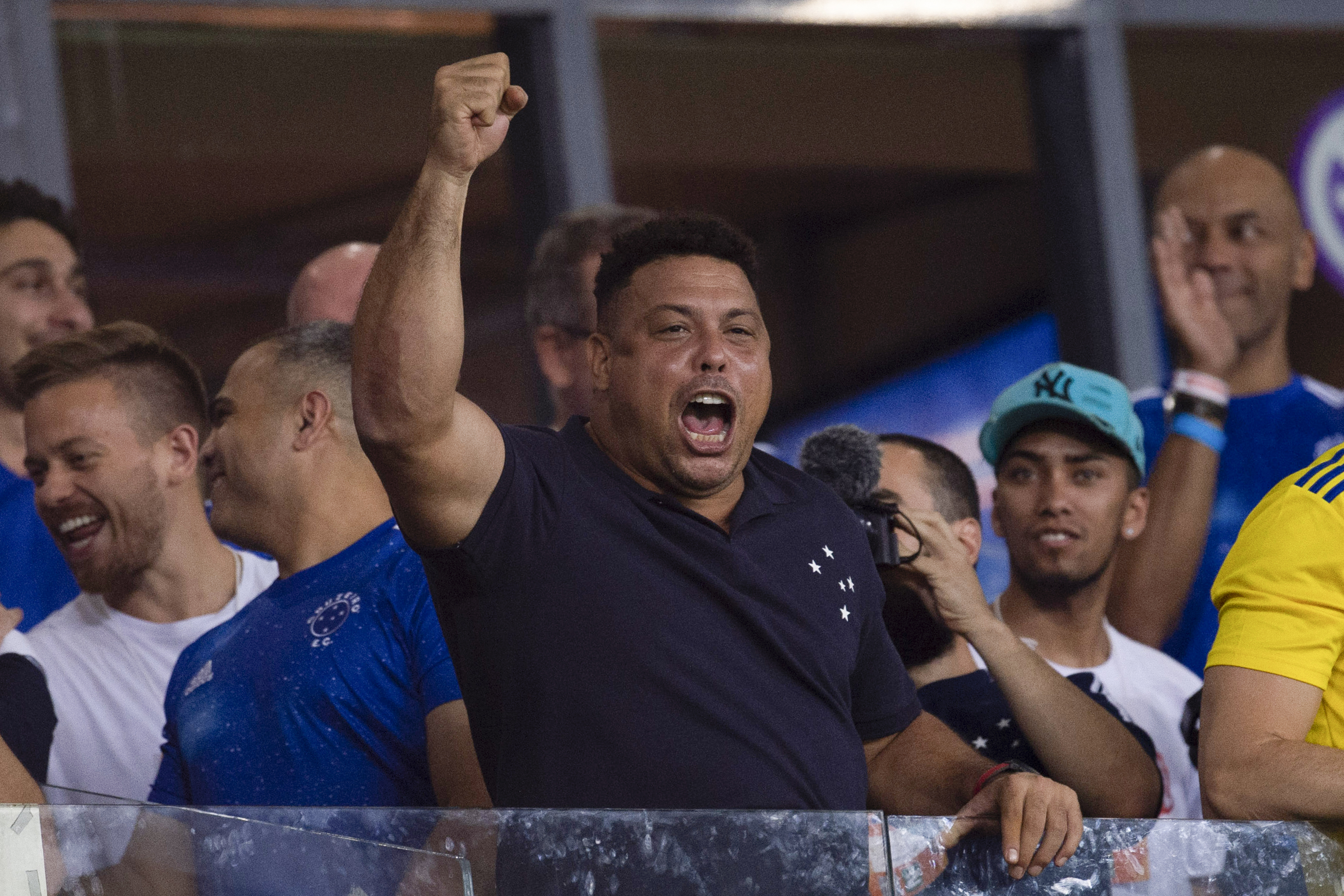 El astro brasileño, presidente de la Sociedad Anónima de Futbol Cruzeiro (SAF), Ronaldo Luis Nazário de Lima (c), celebra en el ascenso de su equipo. (Foto Prensa Libre: EFE)