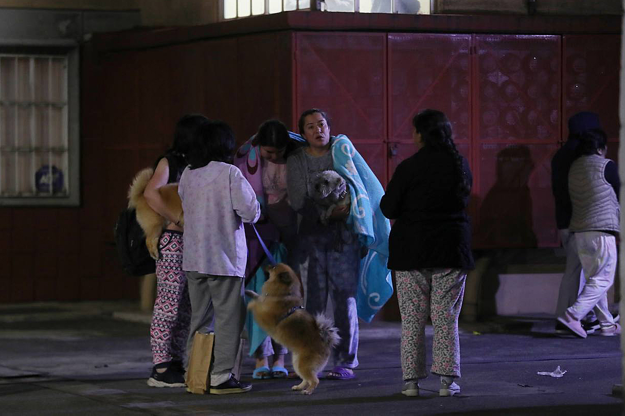 Personas permanecen en las calles después de registrarse un temblor la madrugada de este jueves 22 de septiembre en la Ciudad de México. (Foto Prensa Libre: EFE)