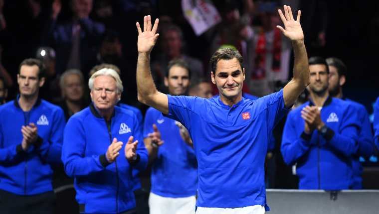 Roger Federer agradece el apoyo de la afición en su útimo partido profesional al tenis. (Foto Prensa Libre: EFE)
