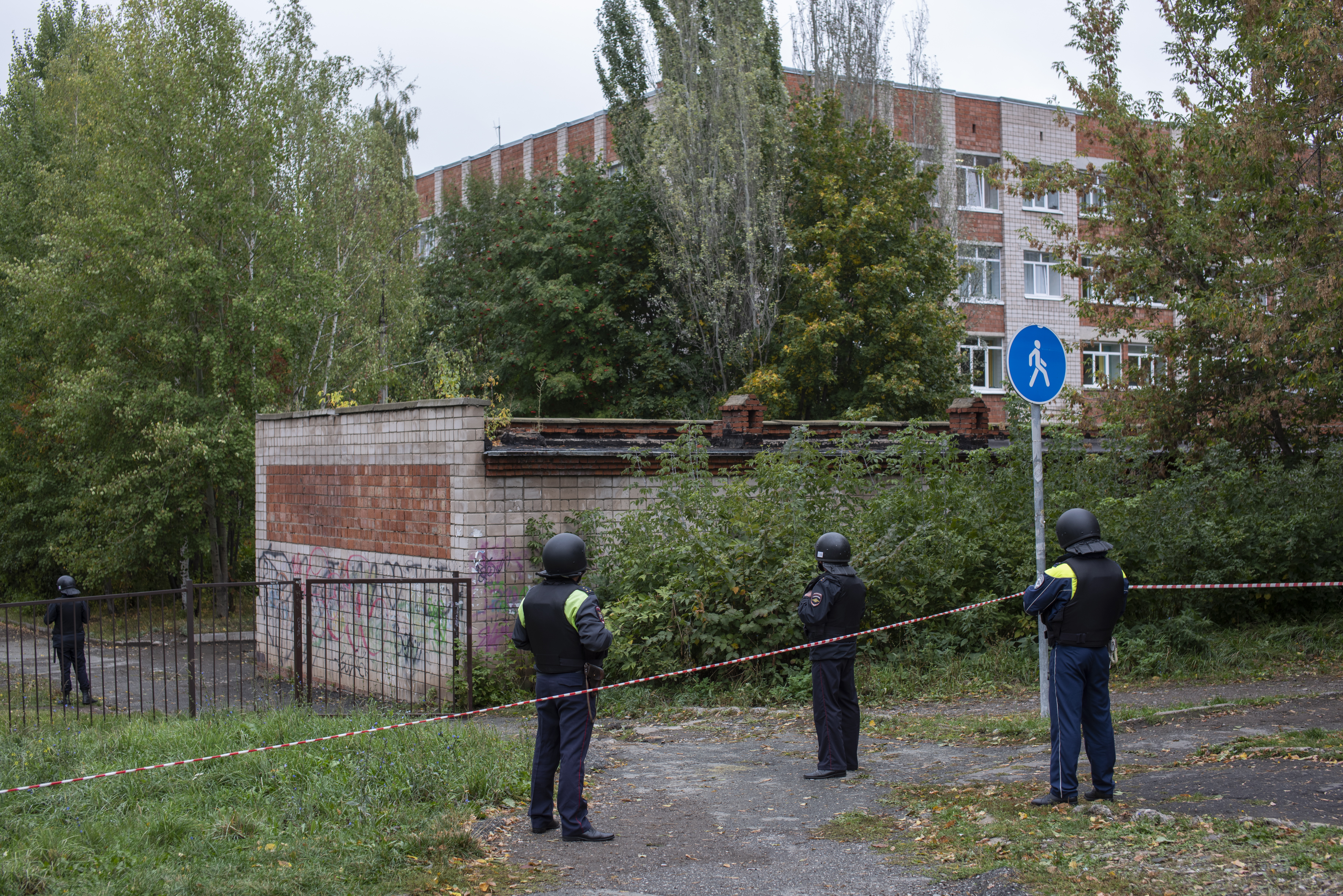 Al menos trece personas, incluyendo siete niños, murieron en un tiroteo ocurrido en una escuela de Izhevsk, en el centro de Rusia. (Foto Prensa Libre: EFE)