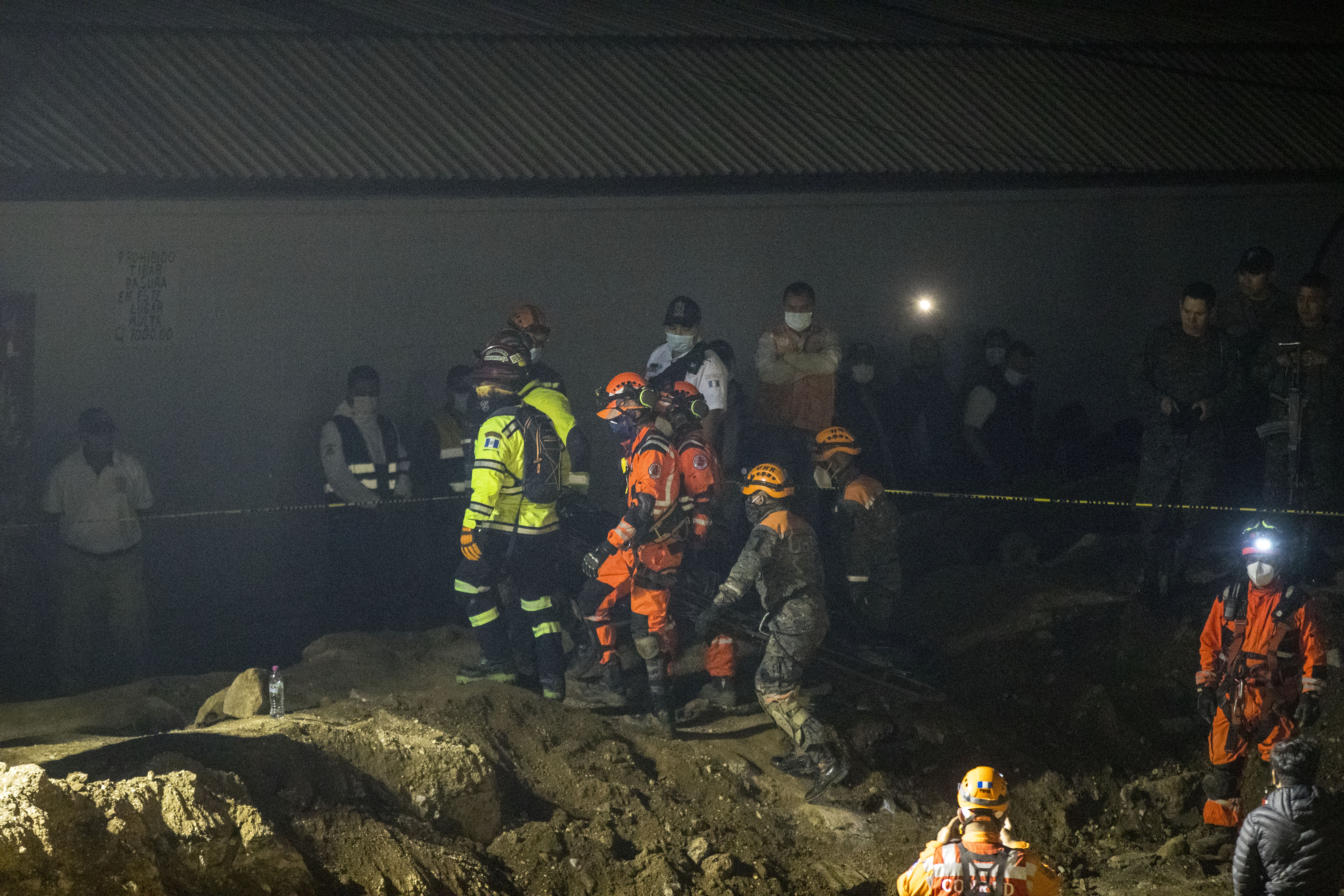 El pasado 24 de septiembre un agujero se abrió en una calle de la zona 6 de Villa Nueva donde se fue un vehículo con tres personas, dos de ellas fallecieron. (Foto Prensa Libre: EFE)