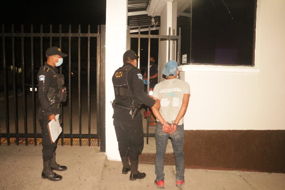 El 29 de marzo pasado fue capturado en puerto San José Miguel Ángel Cáceres Cuy, de 32 años, por una orden de captura vigente de febrero por asesinato. Lo llevaron al centro de detención de Chimaltenango, de donde escapó. Foto PNC.