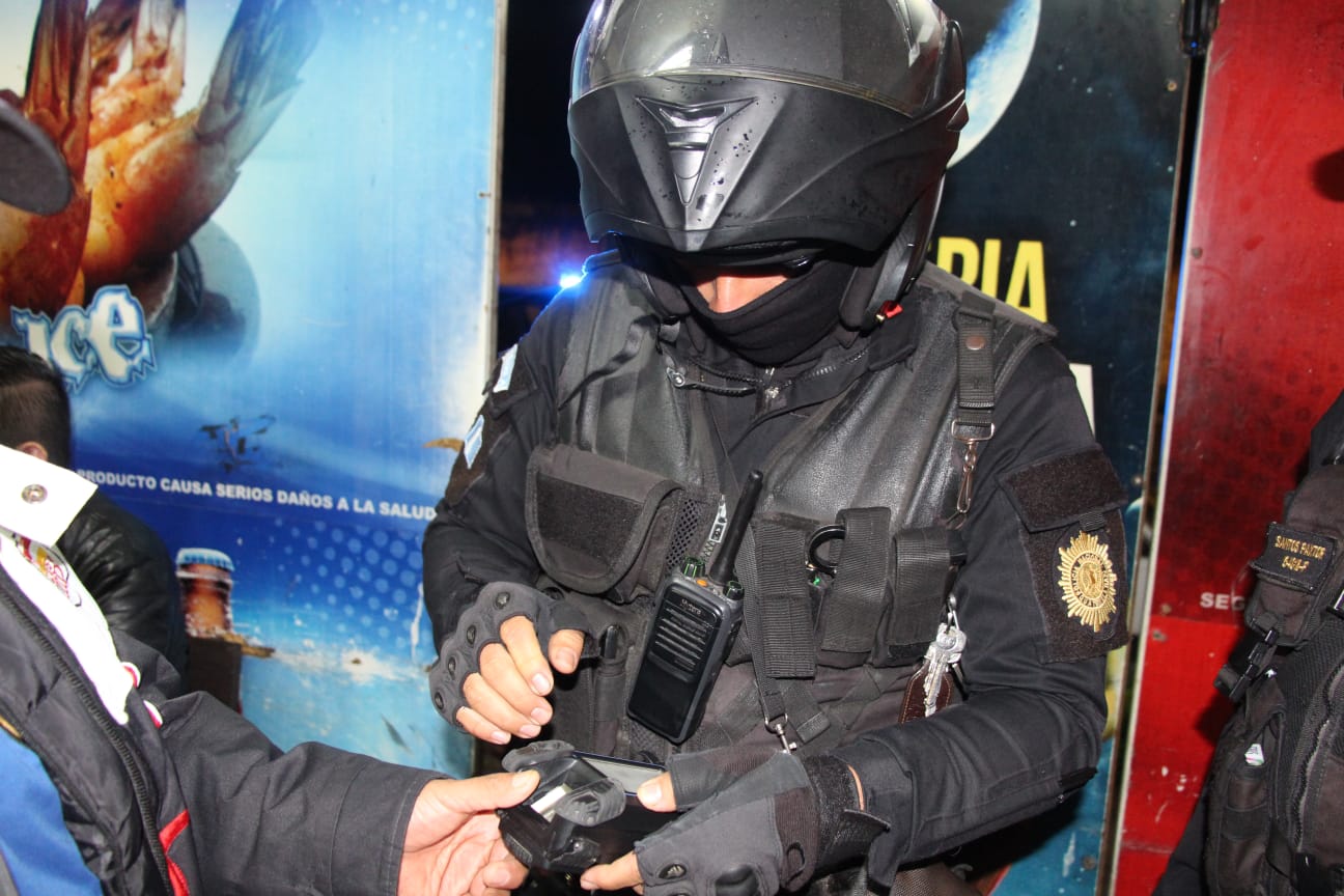 La captura del presunto pandillero salvadoreño Ricardo Ernesto García Estrada se logró durante un operativo policial nocturno. (Foto Prensa Libre: PNC)