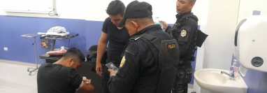 Agentes de la Policía Nacional Civil fueron atacados en la feria patronal de una aldea de Sanarate, El Progreso, cuando intervinieron en una disputa entre dos hombres armados. Foto PNC