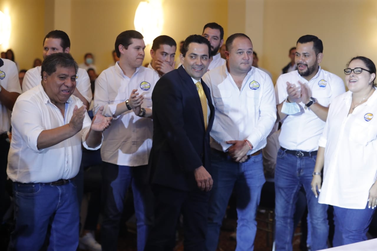 El diputado Óscar Chinchilla fue elegido este 25 de septiembre como secretario general del partido Creo en la Asamblea Nacional. (Foto Prensa Libre: Esbin García). 