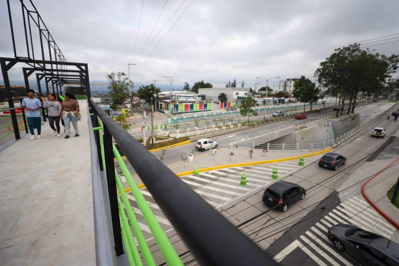 El paso a desnivel Petapa fue construido en la 51 calle de la zona 12 de la capital. (Foto Prensa Libre: La Red)