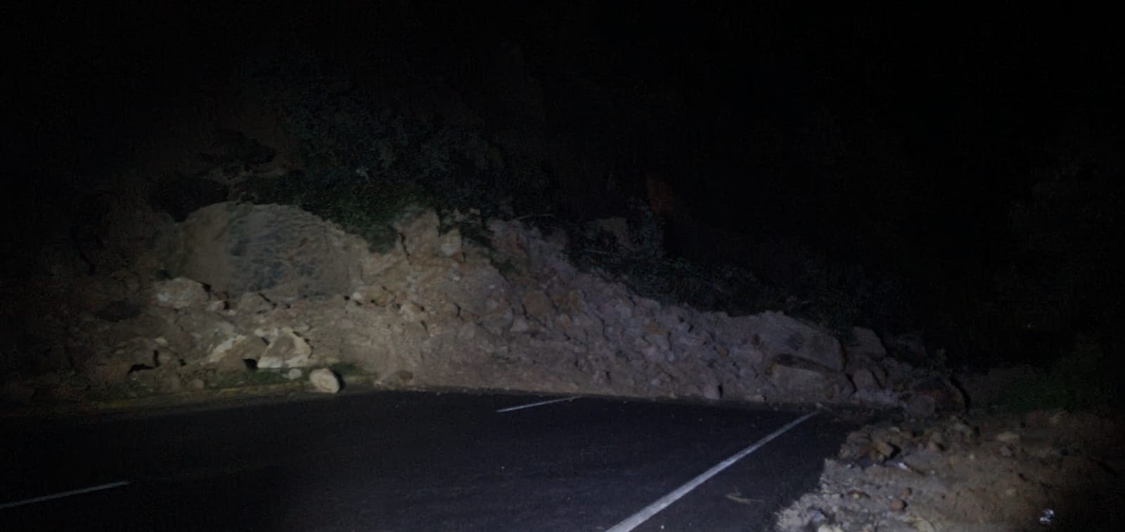 Un derrumbe bloquea totalmente la ruta Interamericana, en el kilómetro 154, en jurisdicción de Nahualá, Sololá. Foto Conred.