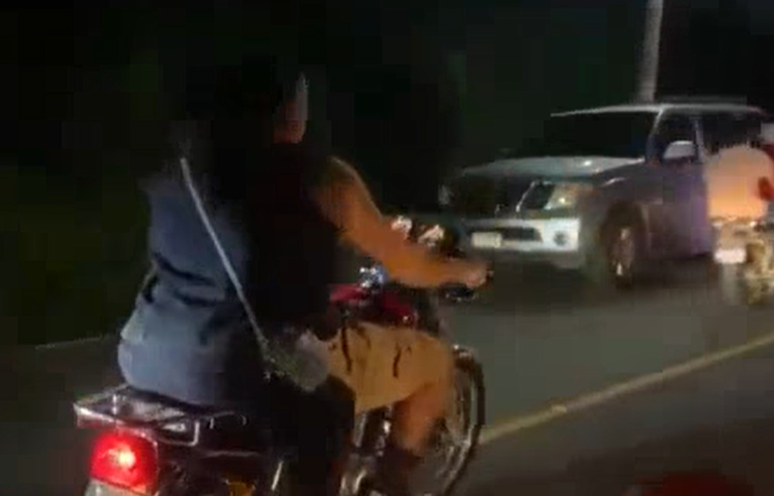 Video: Motorista circulaba en su carril y así fue impactado por un vehículo