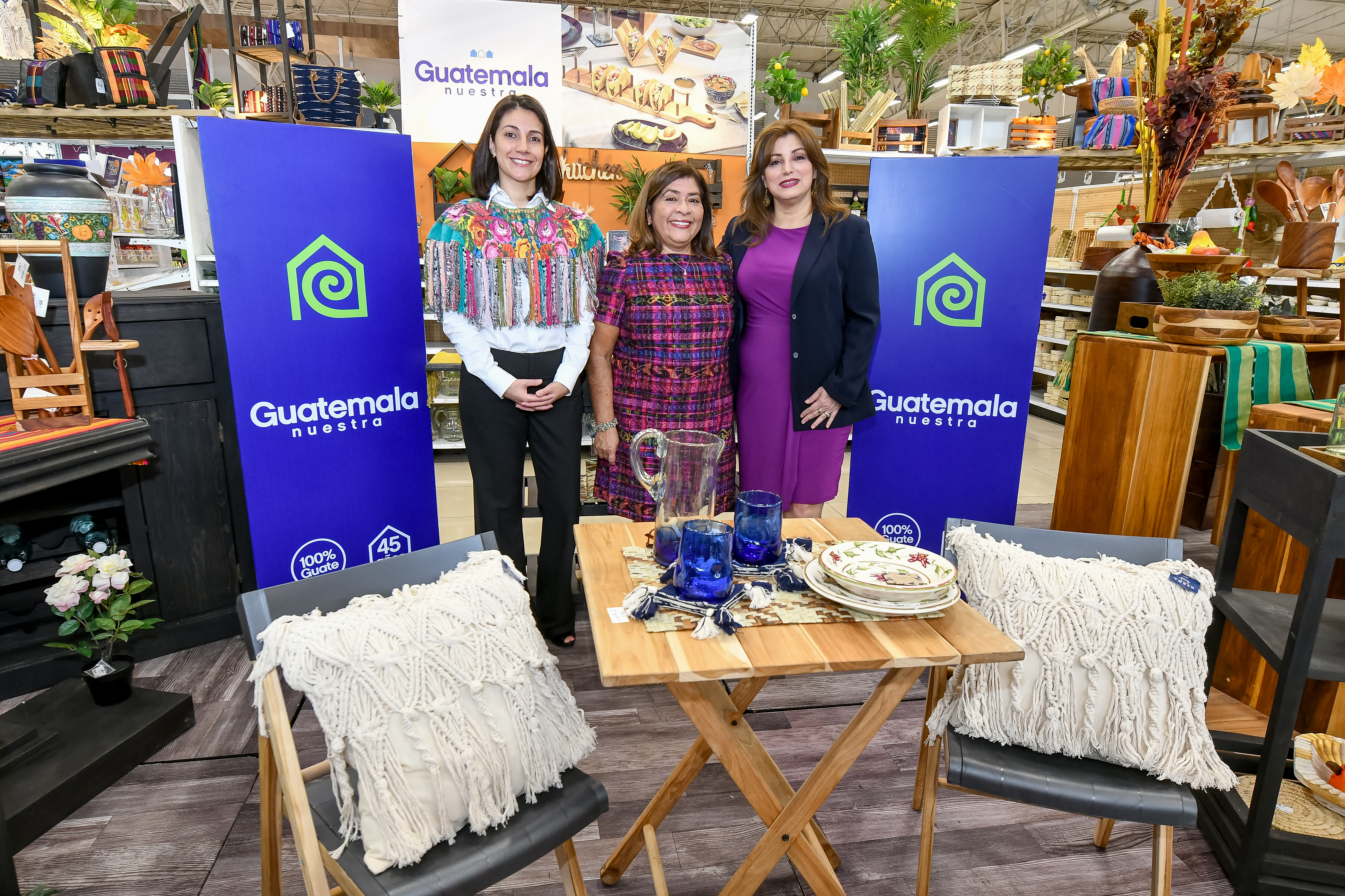 Maribel Cruz, gerente de mercadeo; Mayra Lemus, compradora de Grupo Cemaco; y Mónica Valle, fundadora de Madre Naturaleza ONG. Foto Prensa Libre: Sergio Muñoz