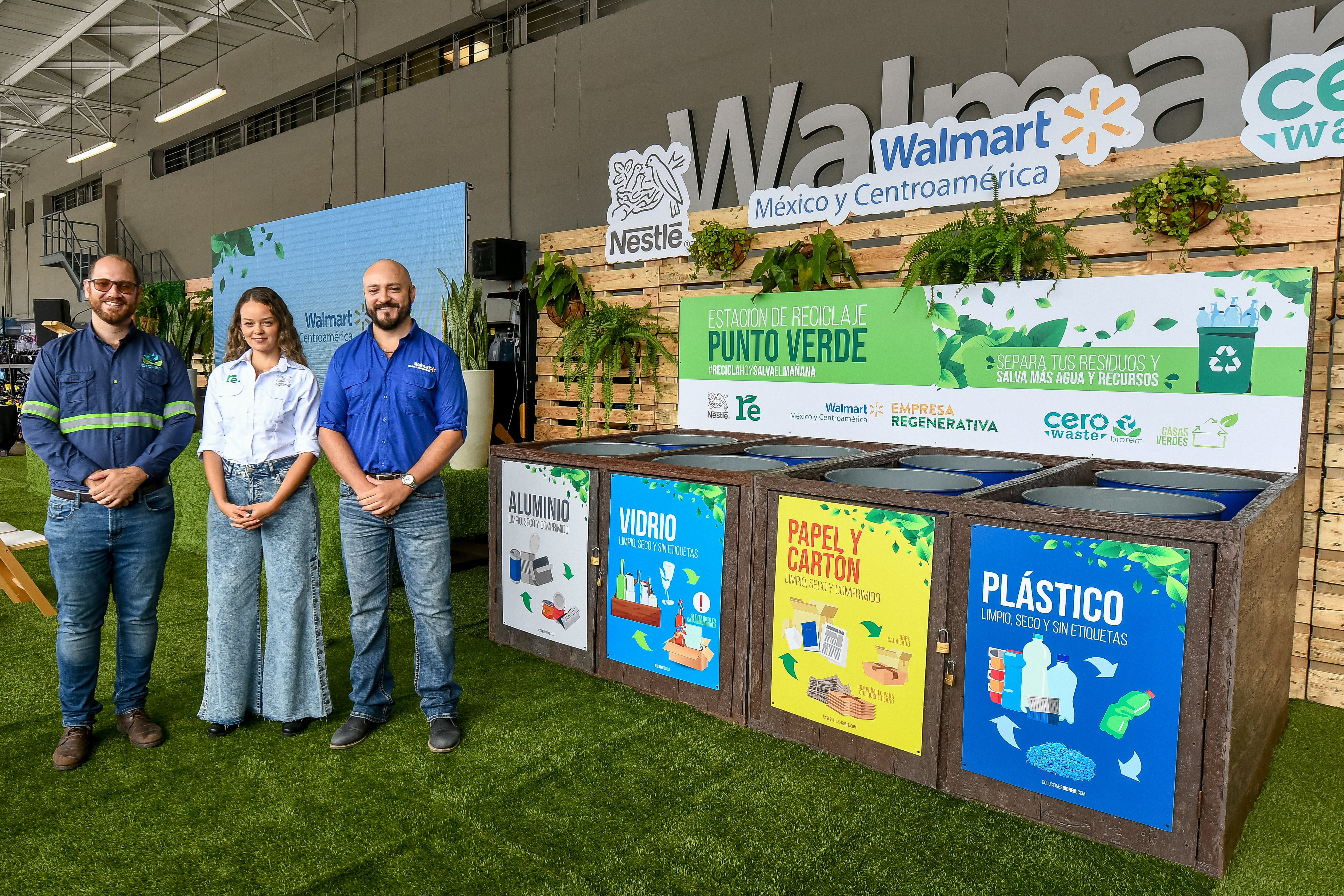 Pablo López, Gerente de Ventas de Biorem; Ericka Porta, líder de Asuntos Corporativos de Nestlé Guatemala; y Luis Arturo Ramírez, coordinador de Asuntos Corporativos de Walmart. Foto Prensa Libre: Sergio Muñoz