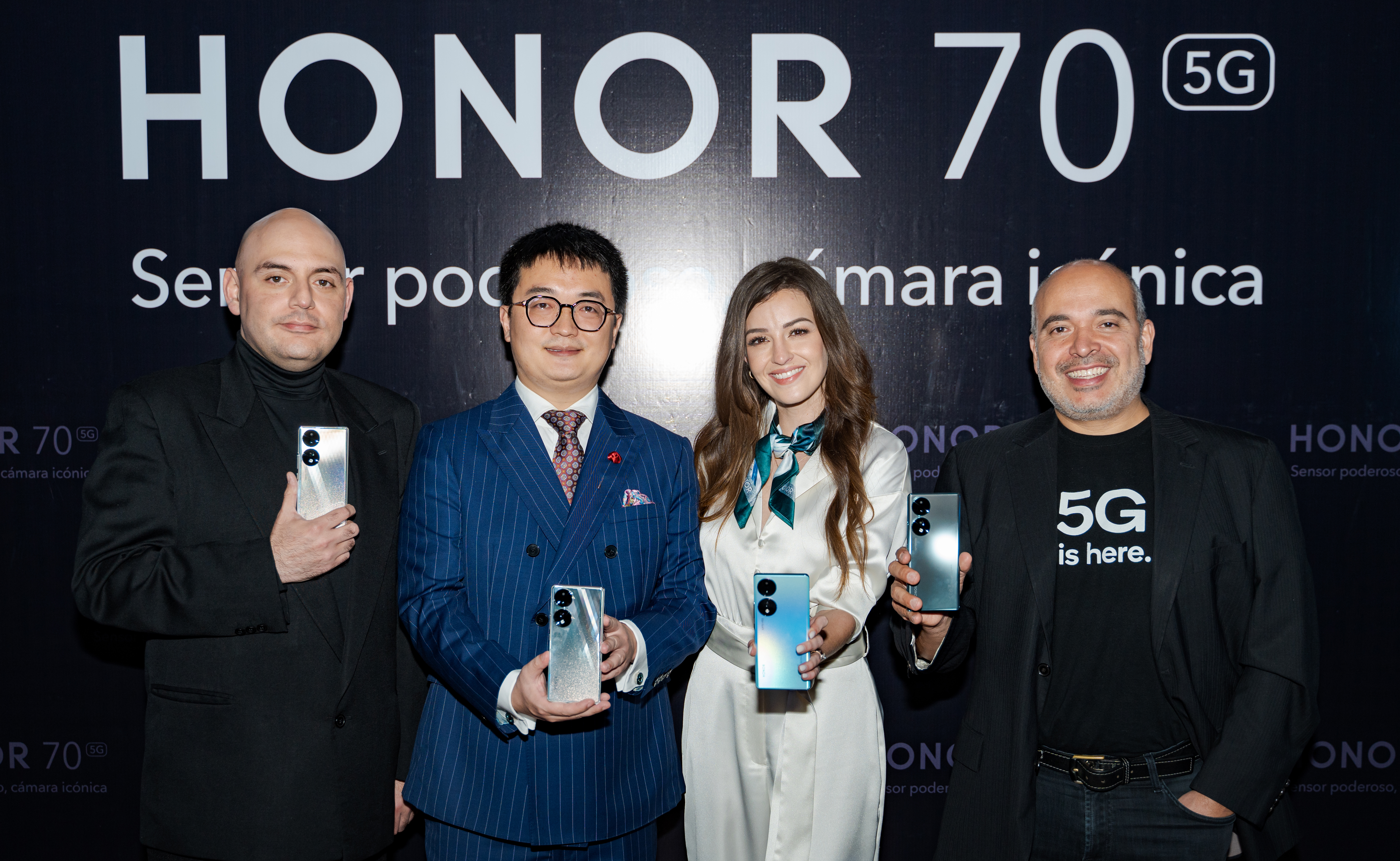 David Moheno, director de Relaciones Públicas Latam; Charles Xu, presidente Honor CAM; Basiliki Kutsoyeoryiu, gerente de mercadeo Honor Guatemala; y Carlos Sánchez, Business Development director- South West Region, Qualcomm International, Inc. Foto Prensa Libre: Cortesía