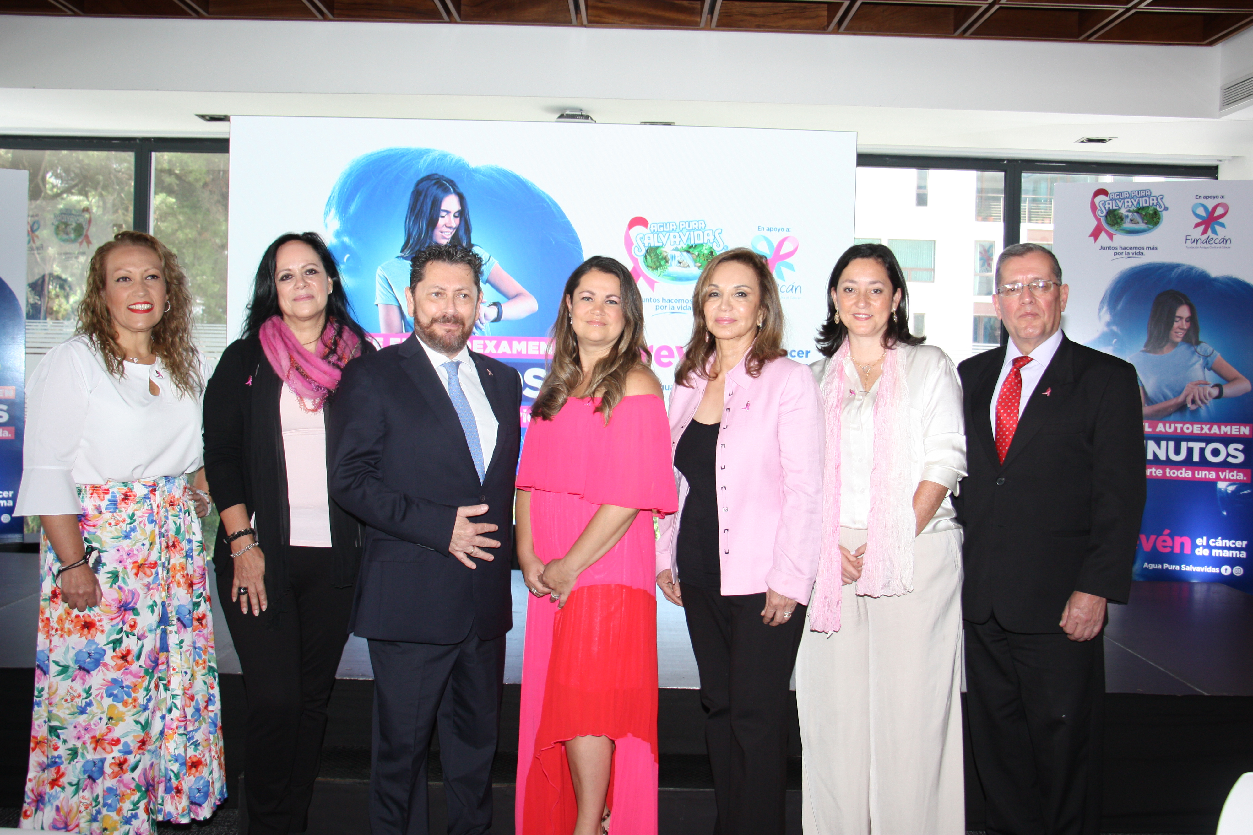 Representantes de Agua Pura Salvavidas y la Fundación Amigos Contra el Cáncer. Foto Prensa Libre: Cortesía