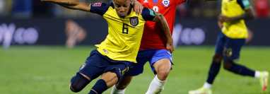 Byron Castillo jugó varios de los partidos de la Selección ecuatoriana, incluso fue titular frente a Chile por la eliminatoria sudamericana. (Foto Prensa Libre: AFP)