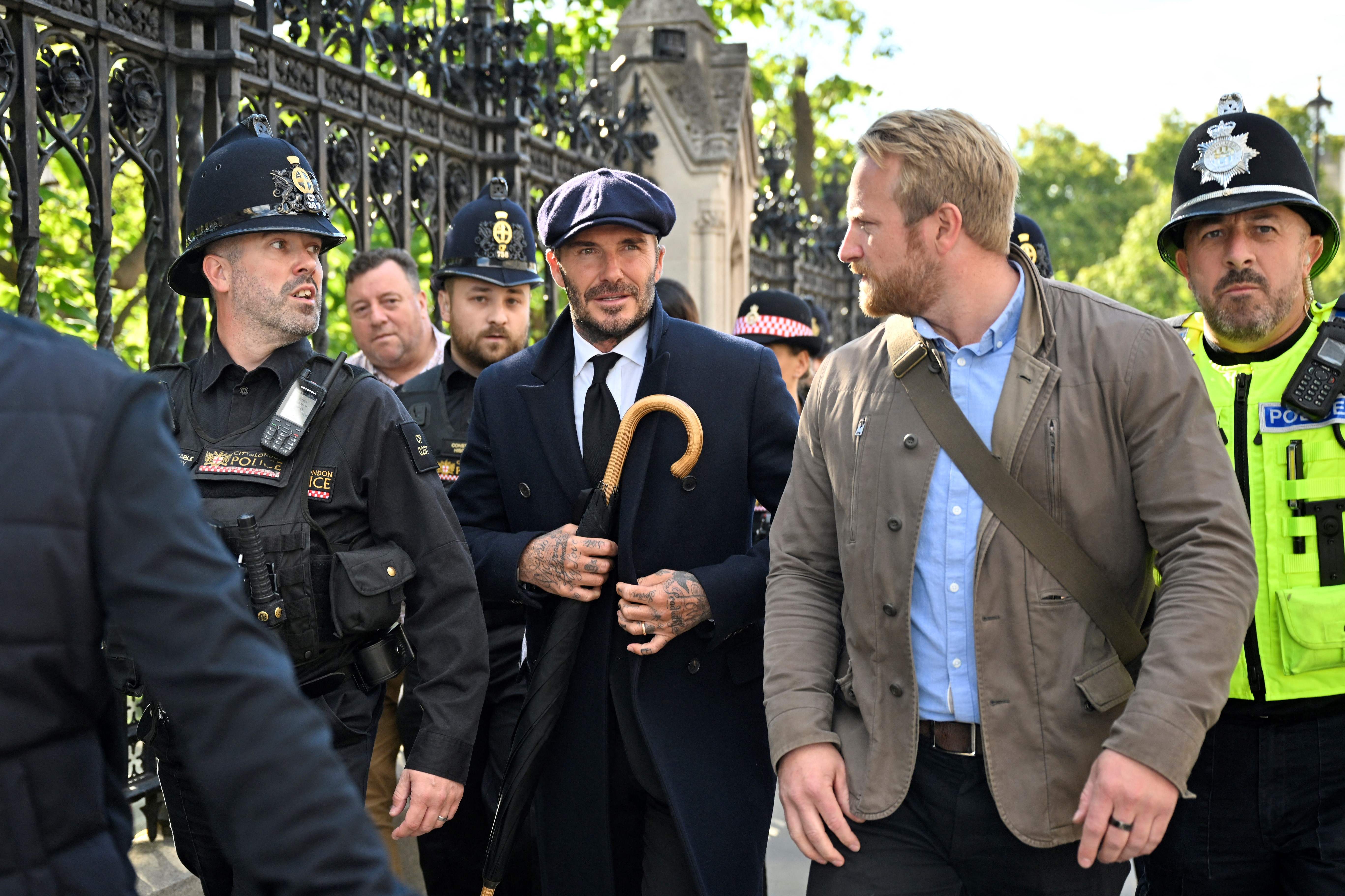 El exjugador David Beckham hace fila en  Westminster Hall, cerca del Palacio de  Westminster, en Londres. (Foto Prensa Libre: AFP).