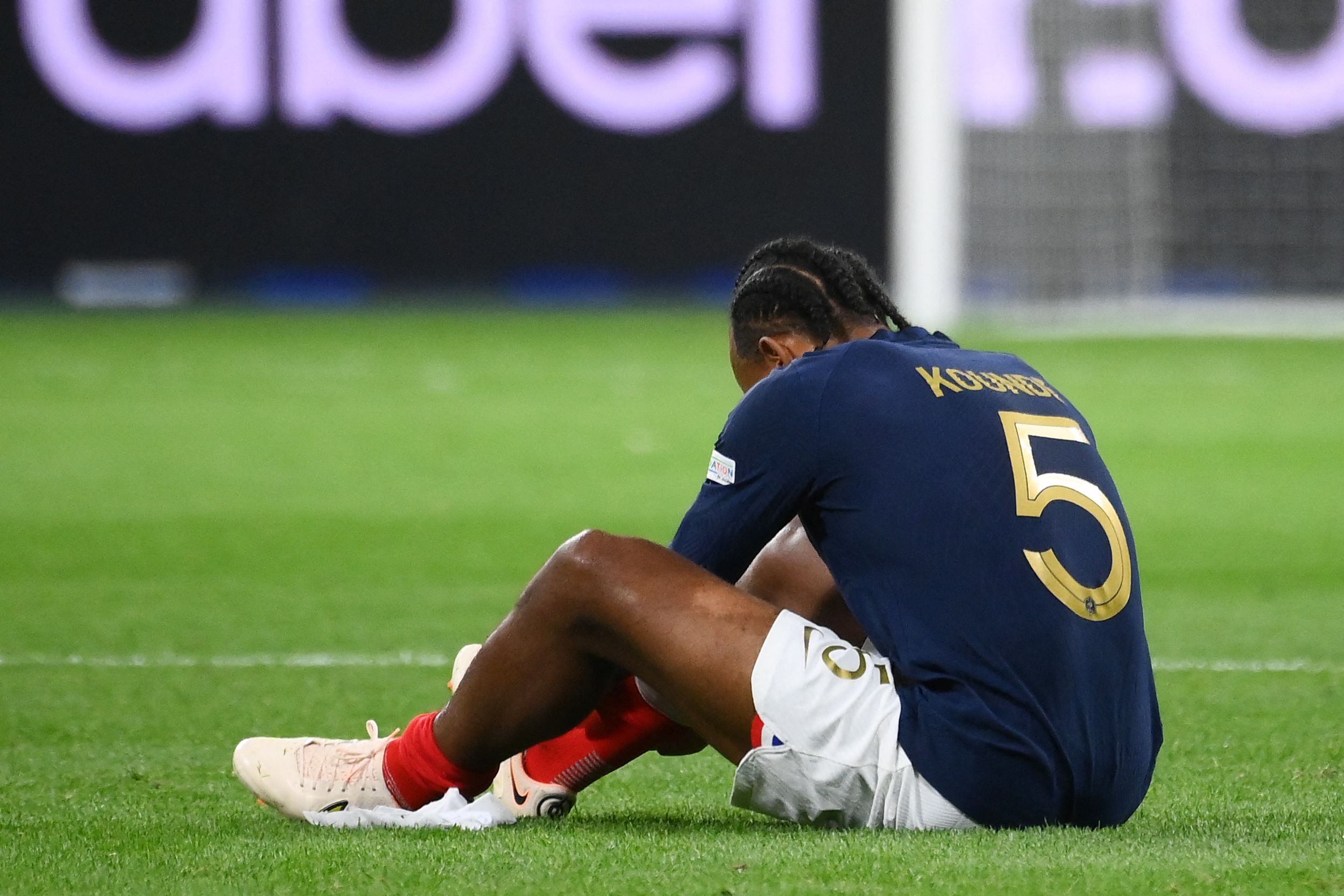 Jules Kounde sufrió una lesión de en el muslo de la pierna izquierda durante el partido de Francia contra Austria. (Foto Prensa Libre: AFP).
