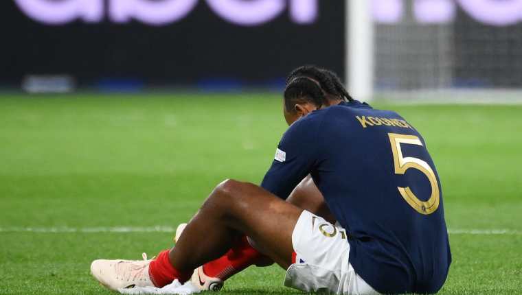 Jules Kounde sufrió una lesión de en el muslo de la pierna izquierda durante el partido de Francia contra Austria. (Foto Prensa Libre: AFP). 
