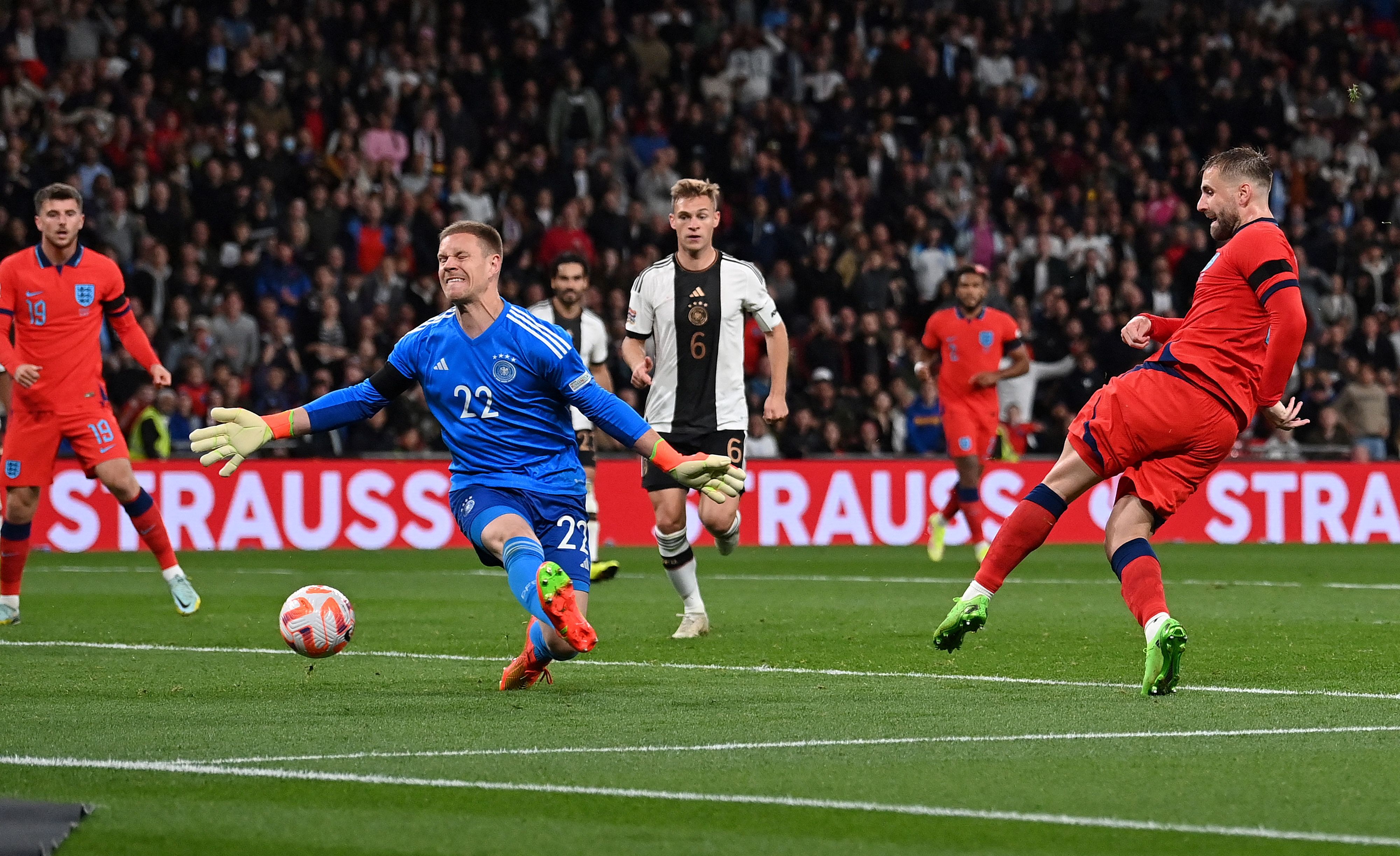 Luke Shaw anotó el gol con el que Inglaterra empezó su remontada que al final terminó en empate 3-3 frente a Alemania. (Foto Prensa Libre: AFP)