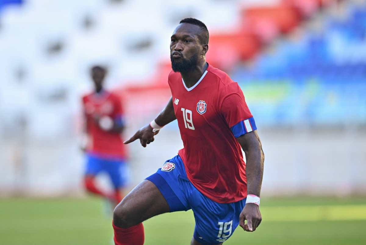 Costa Rica da una clase de efectividad y remonta contra Uzbekistán en tiempo de reposición