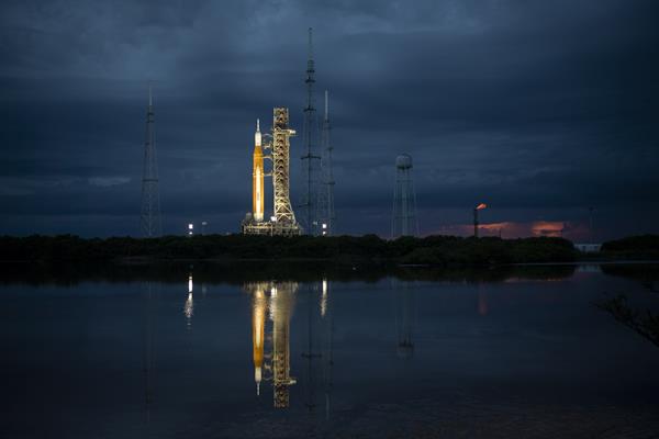 Fotografía cedida por la NASA de los preparativos del lanzamiento de la misión Artemis I, el 31 de agosto de 2022. (Foto Prensa Libre: EFE/Joel Kowsky/NASA)