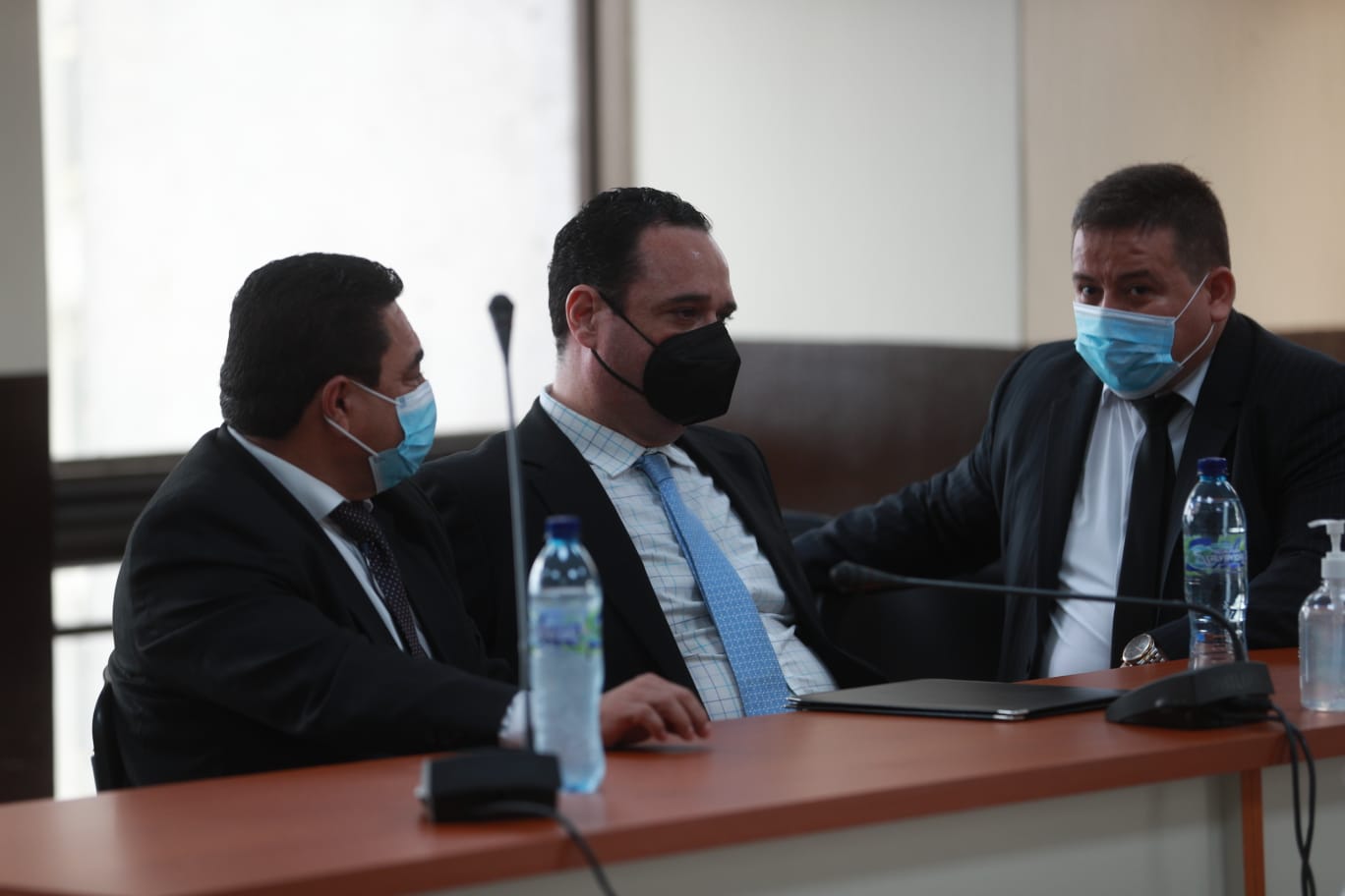 El exministro de Comunicaciones, José Benito junto a sus abogados, Steve Villatoro y Juan Alberto Martinez. (Foto: Prensa Libre. Hemeroteca)
