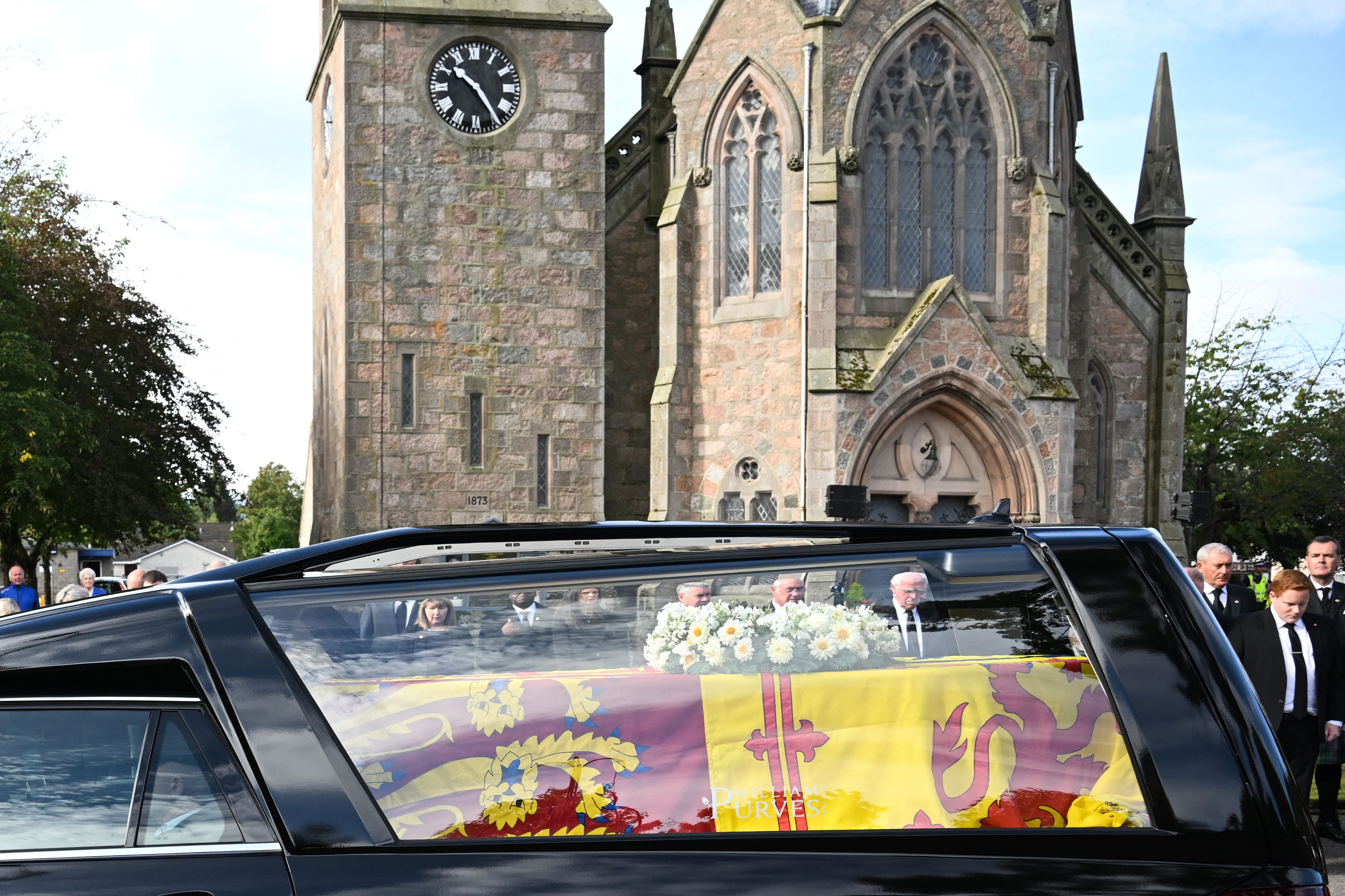 IMÁGENES: El último viaje de la reina Isabel II comienza en Escocia, donde británicos esperan el paso de su féretro
