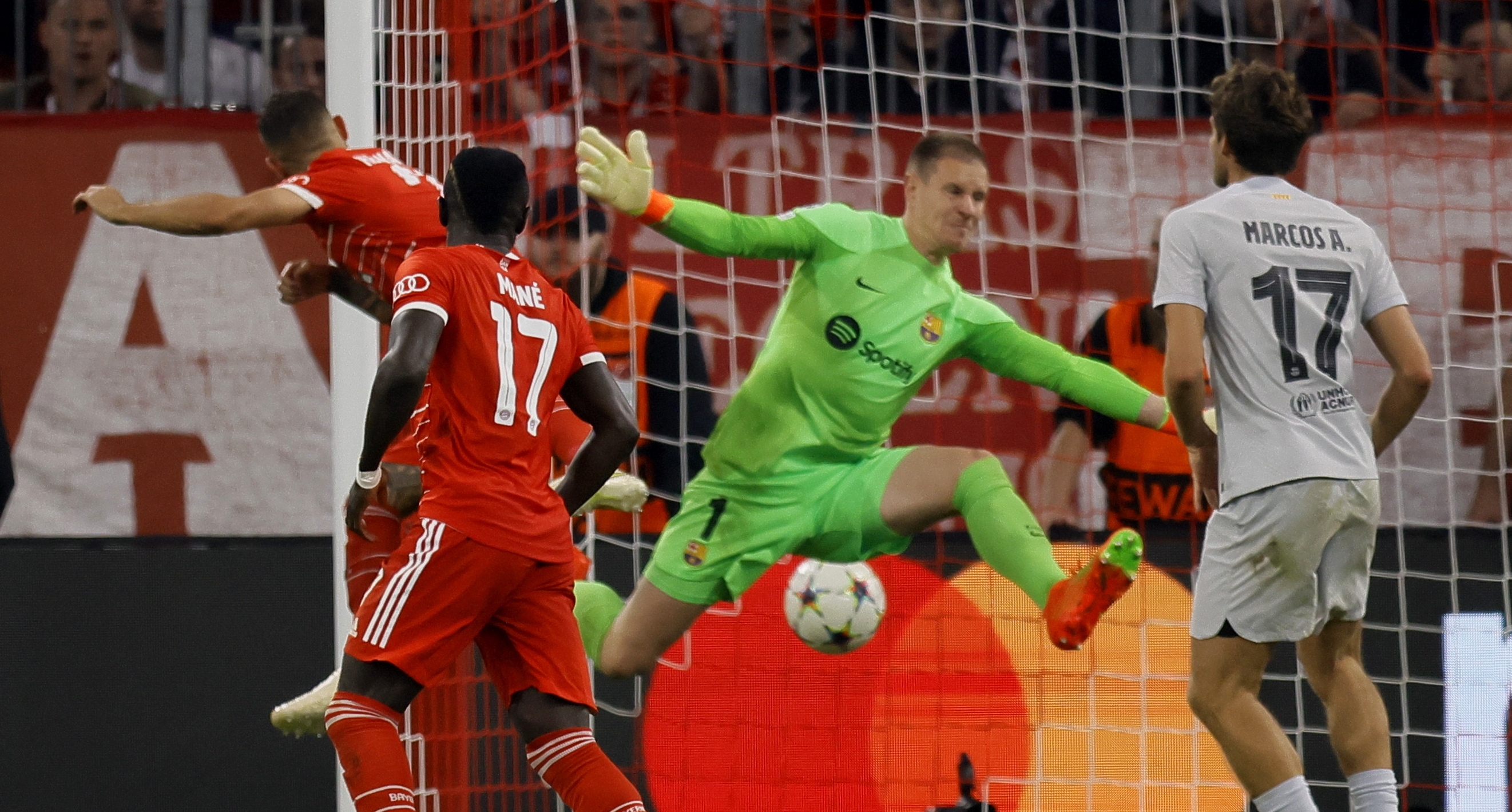 Marc André ter Stegen es sorprendido con un potente cabezazo de Lucas Hernández para primer gol del Bayern. (Foto Prensa Libre: EFE)