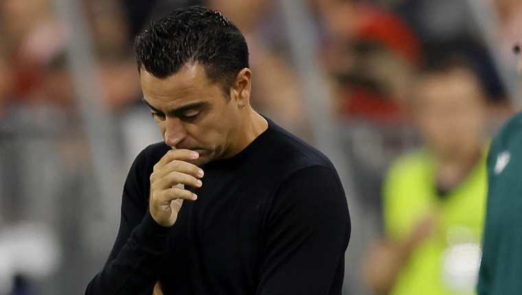 Xavi Hernández no pudo redireccionar a su equipo para buscar al menos el empate. (Foto Prensa Libre: EFE)