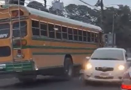 Extracto de un video que muestra a unconductor de bus manejar en contra de la vía