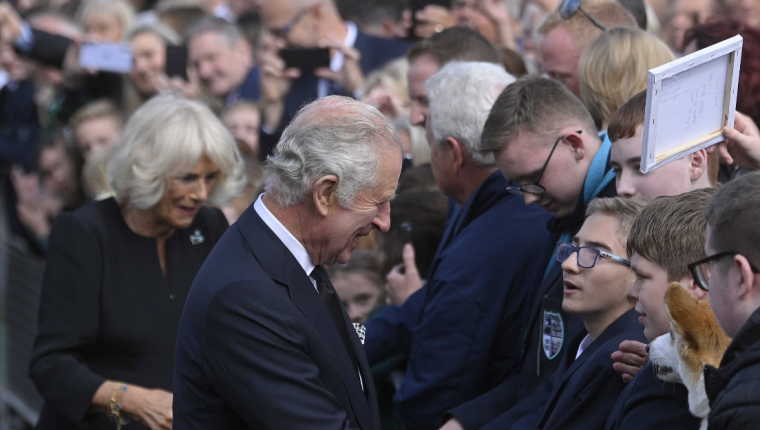 El rey Carlos III y la reina consorte, Camilla saludan a varias personas a su llegada al castillo de Hillsborough, Irlanda del Norte. (Foto Prensa Libre: EFE)  