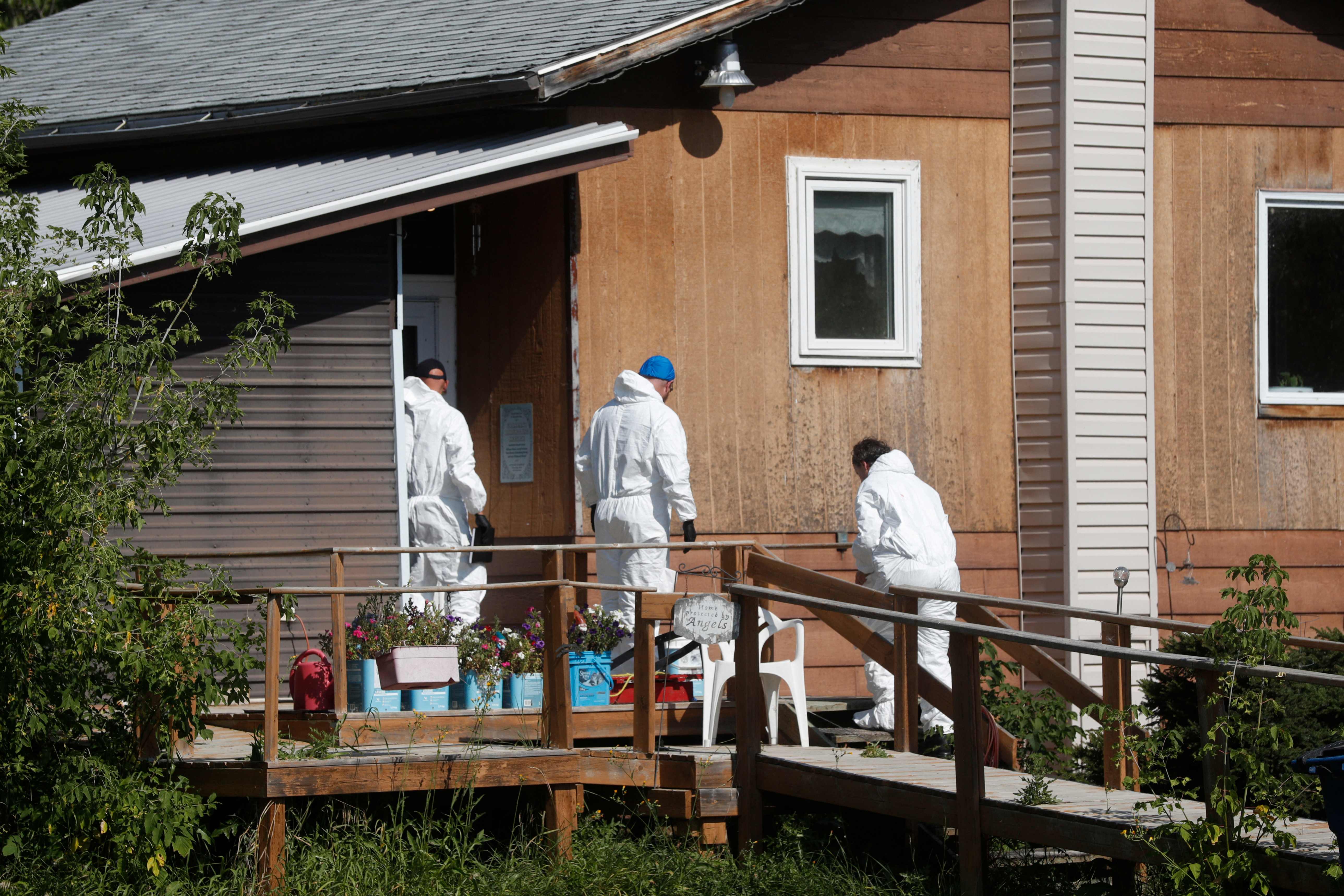 La Policía de Canadá ingresa a uno de los inmuebles donde encontraron a una de las víctimas del apuñalamiento masivo. (Foto Prensa Libre: AFP)