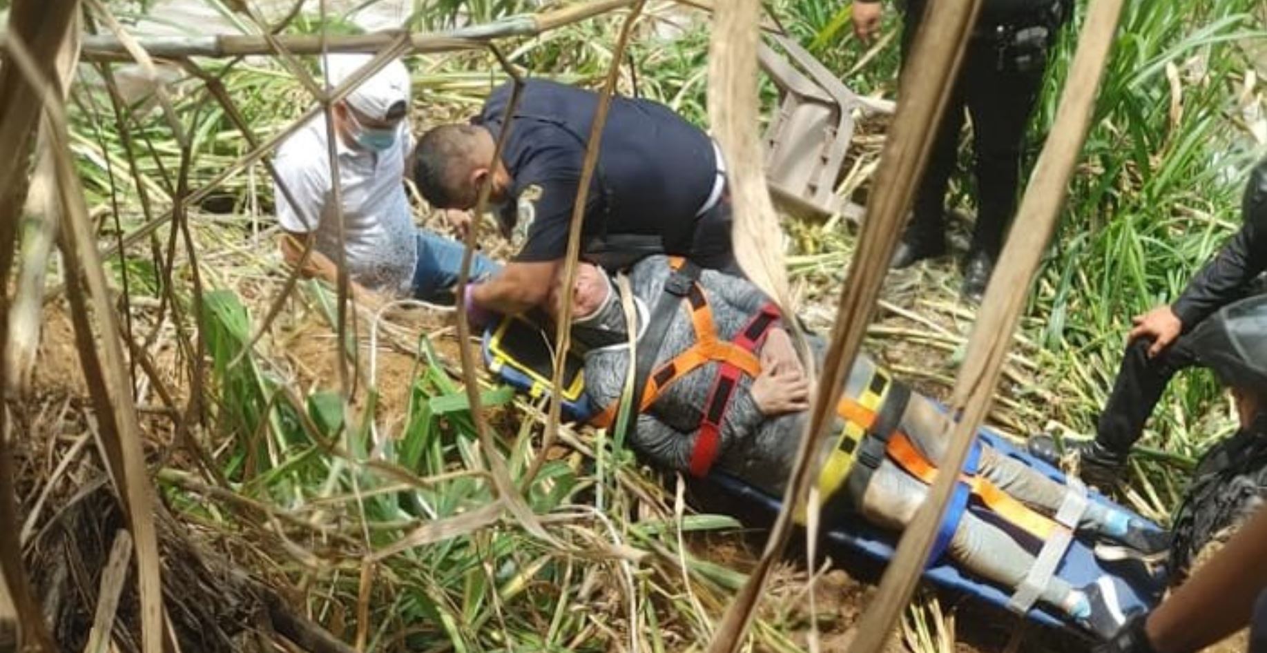 Londi Fernanda López fue arrastrada por un río en la zona 11 de Mixco y rescatada por los Bomberos Municipales Departamentales. (Foto Prensa Libre: CBMD)
