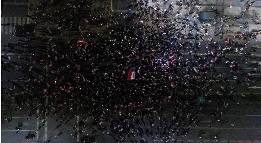 Chilenos salen a las calles de Santiago. (Foto Prensa Libre: EFE)