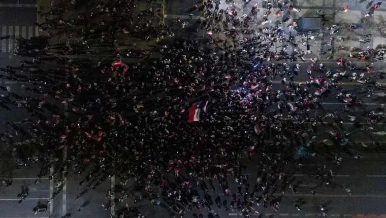 Chilenos salen a las calles de Santiago. (Foto Prensa Libre: EFE)