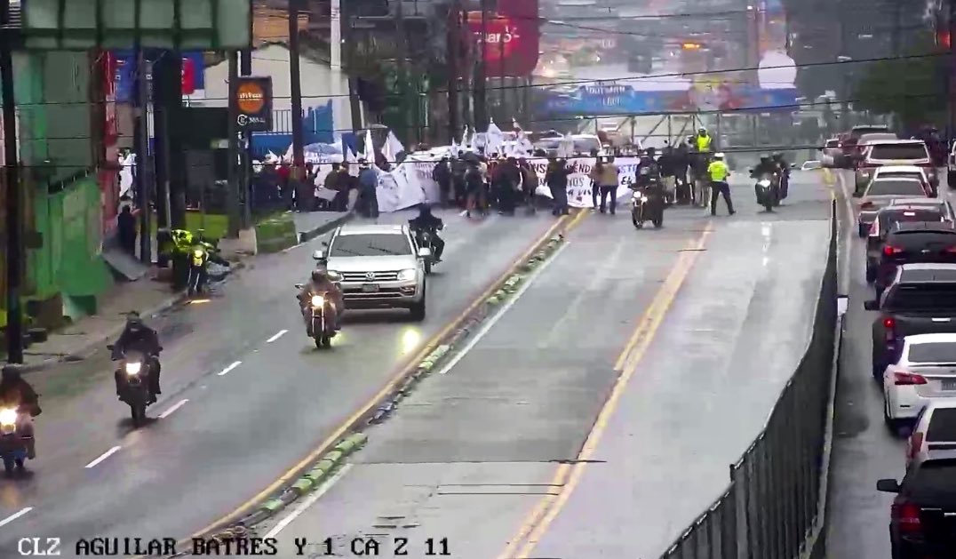 Tránsito en Guatemala: manifestaciones y lluvia complican movilidad en área metropolitana