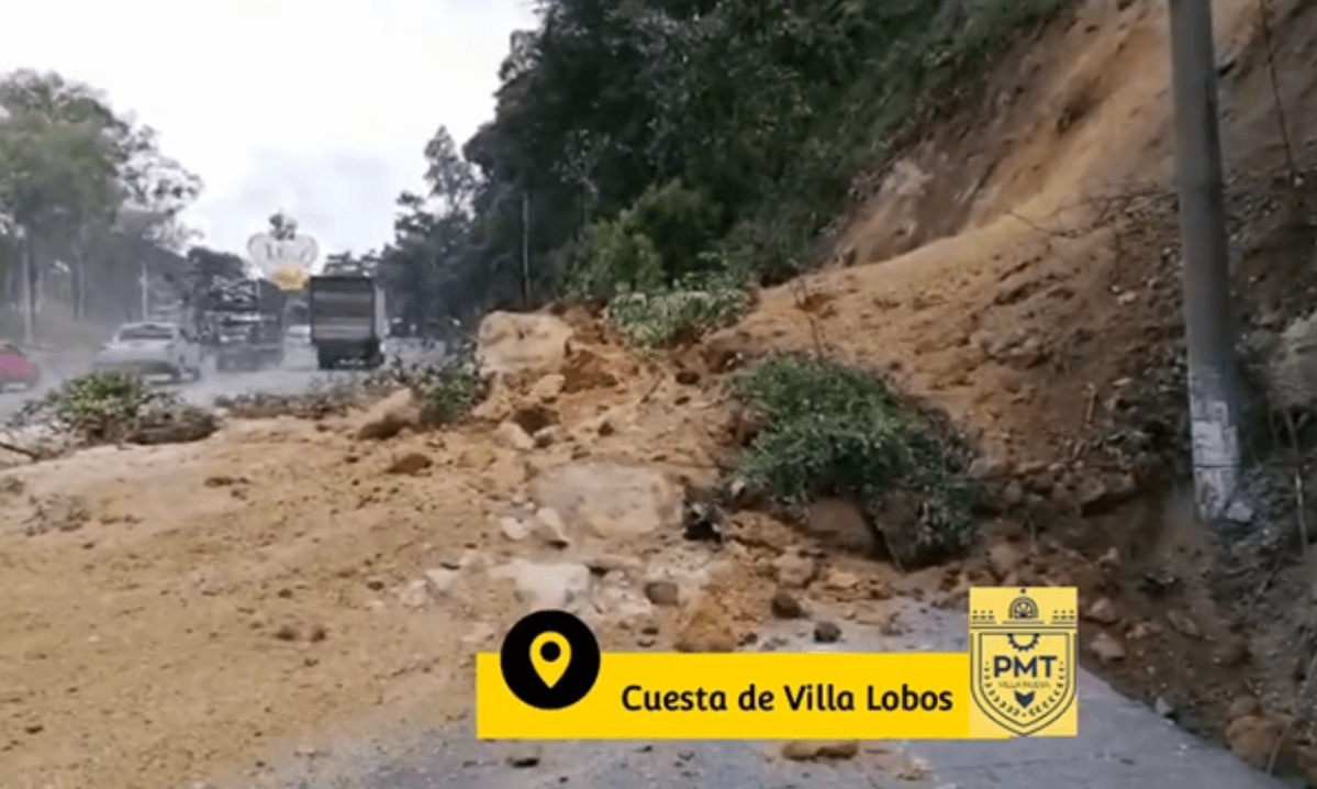 Derrumbe afecta el paso de vehículos en tres carriles en la cuesta de Villalobos
