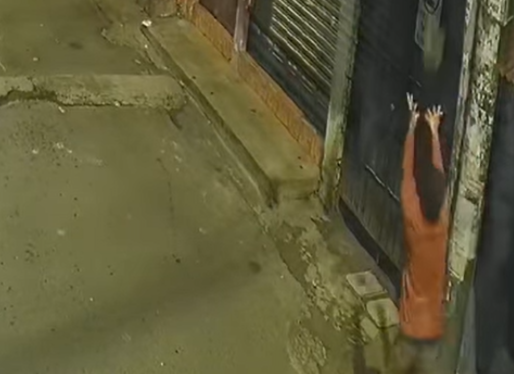 Video del momento en que dos sujetos utilizan piedras para destruir cámaras de vigilancia en Mixco