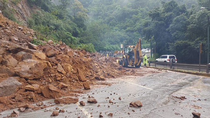 Derrumbe en el kilómetro 22 ruta Interamericana con dirección a San Lucas, Sacatepéquez. (Foto: Prensa Libre. Municipalidad de Mixco)