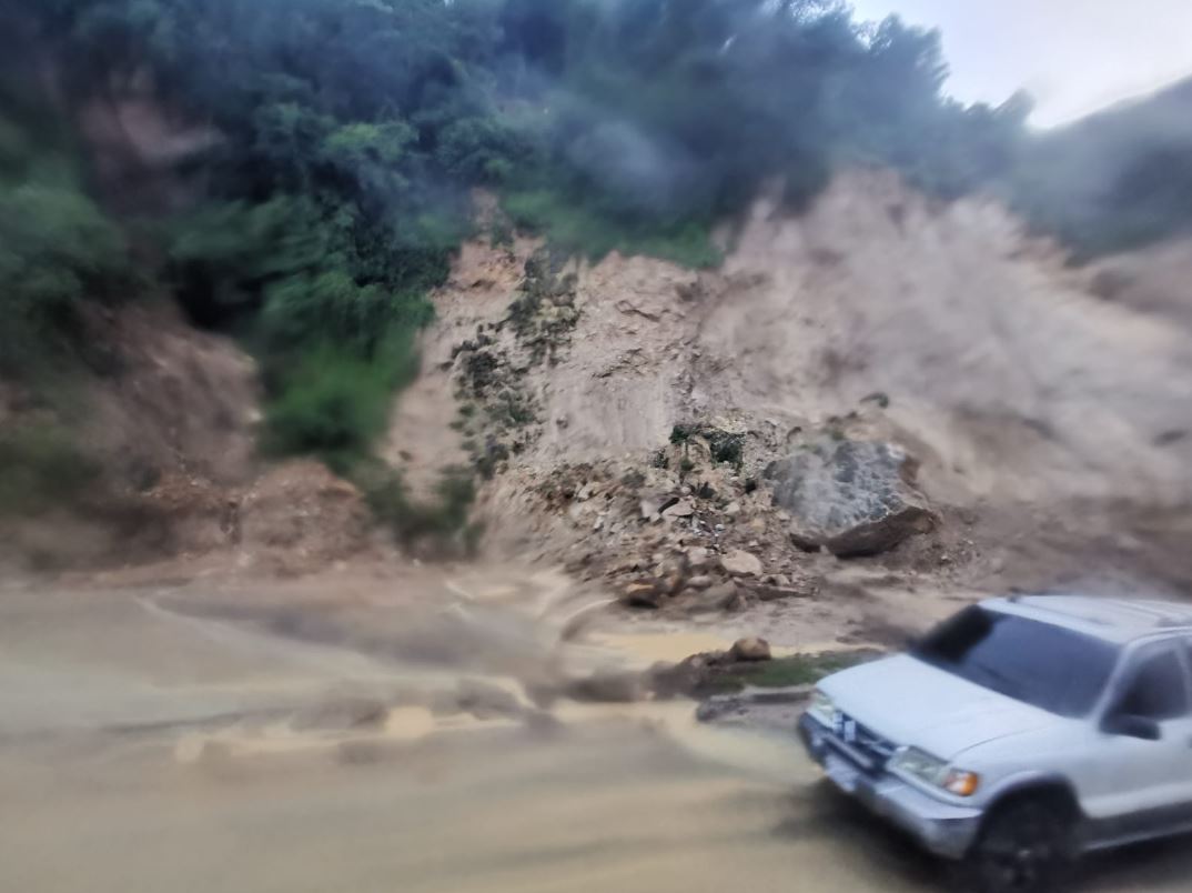 Uno de los derrumbes que hay en la ruta Interamericana, Nahualá, Sololá, que bloquean dos de los cuatro carriles. (Foto Prensa Libre: Raúl Barreno)