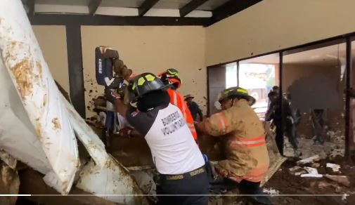Socorristas rescatan a heridos de entre escombros y lodo. (Foto: captura/Bomberos Voluntarios/Twitter)