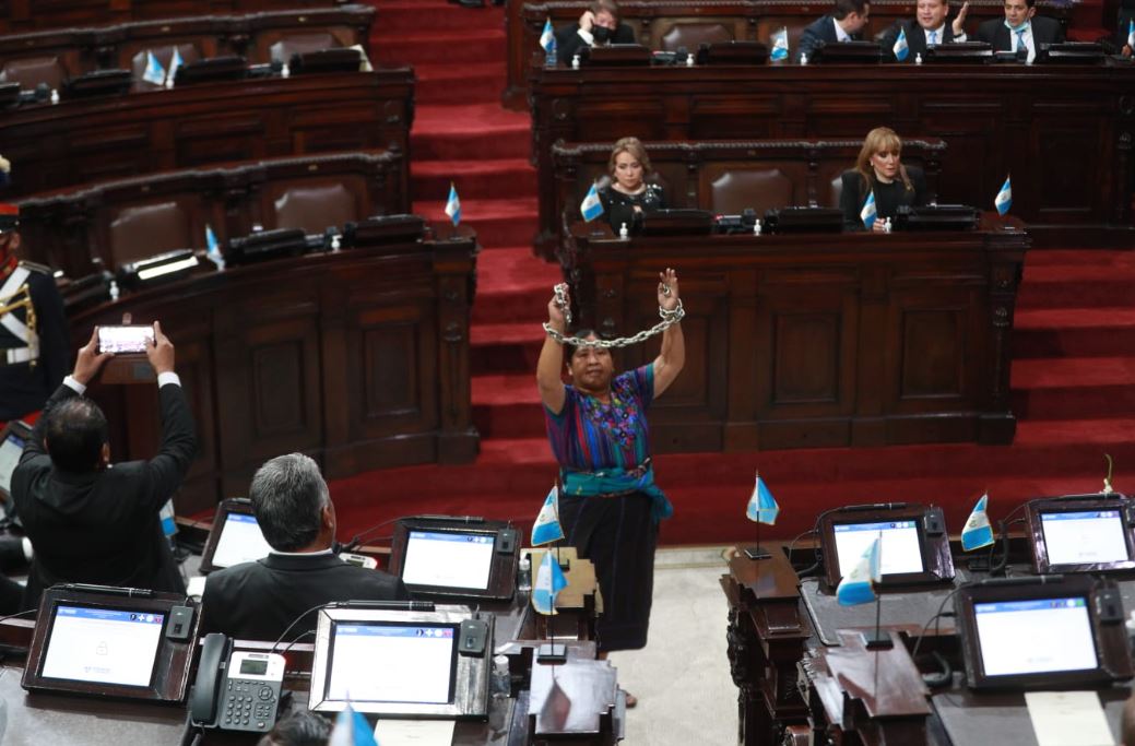 Vicenta Jerónimo se colocó unas cadenas en las manos durante la sesión solemne por la independencia de Guatemala. (Foto Prensa Libre: Maria José Bonilla)