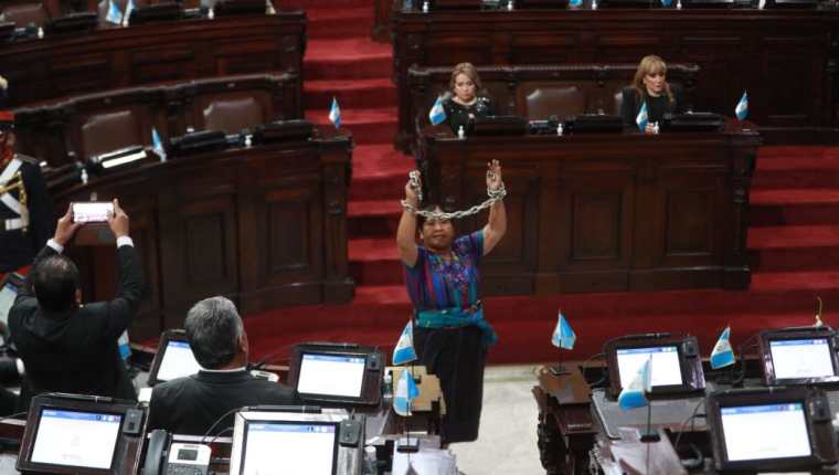 Vicenta Jerónimo se colocó unas cadenas en las manos durante la sesión solemne por la independencia de Guatemala. (Foto Prensa Libre: Maria José Bonilla)