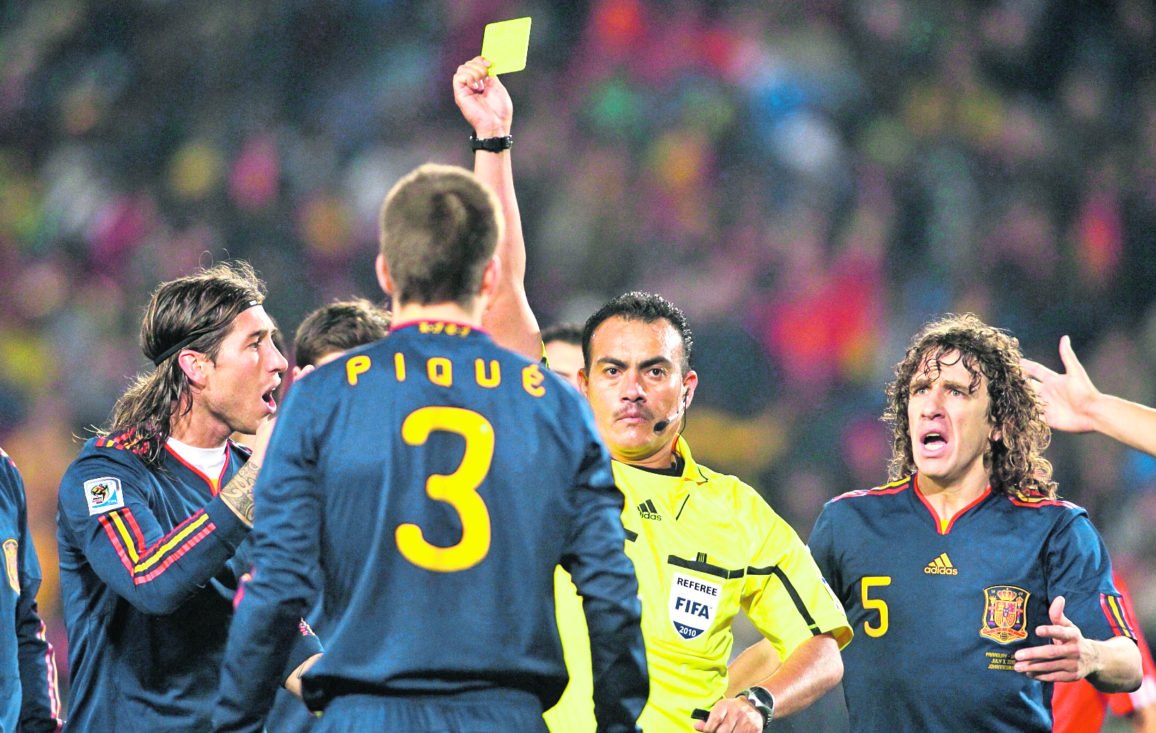 Carlos Batres le muestra tarjeta amarilla a Piqué, de España, en el Mundial de Sudáfrica 2010. (Foto Prensa Libre: Hemeroteca PL)