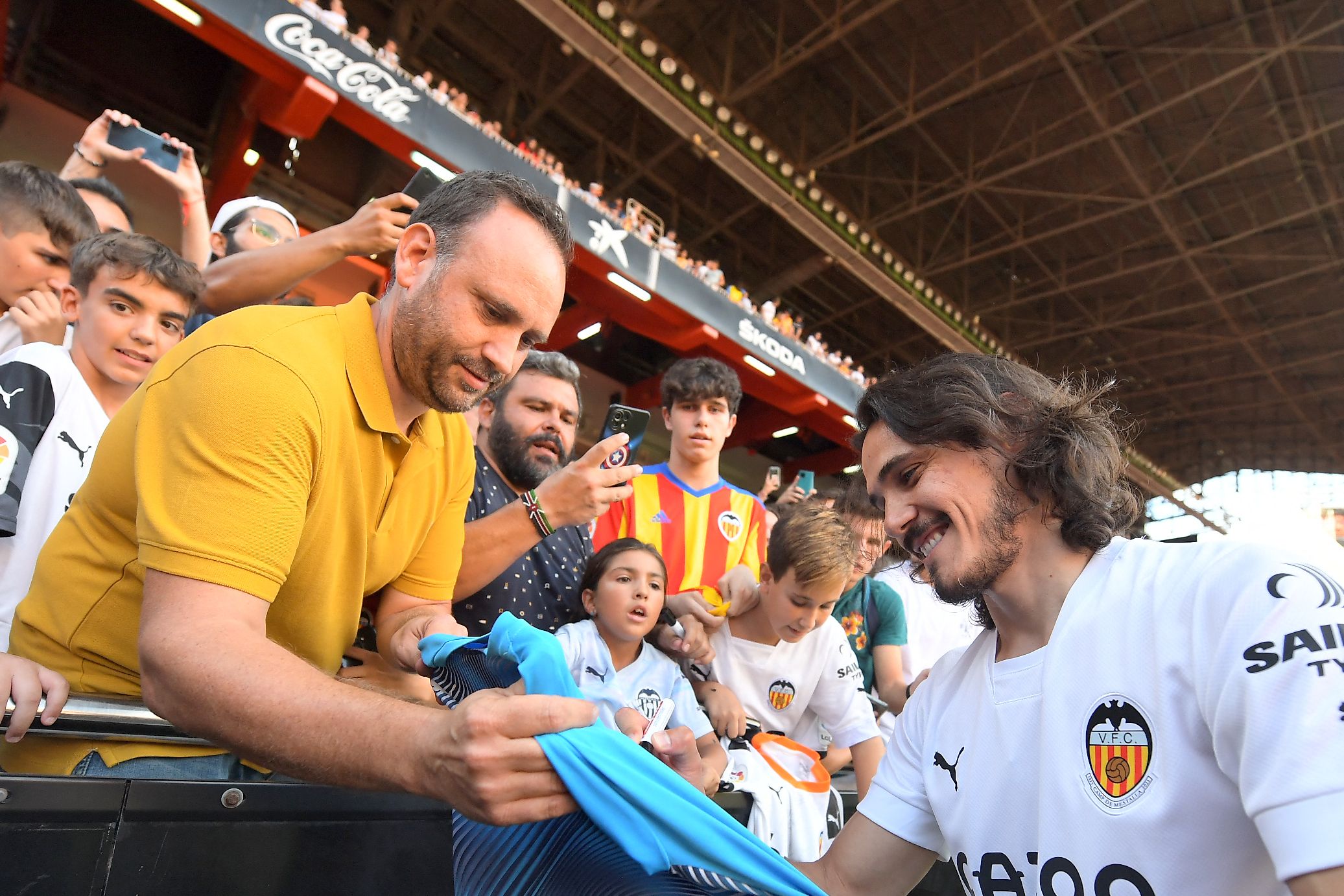 Los aficionados le solicitaron autógrafos y fotografías al goleador uruguayo. (Foto Prensa Libre: AFP)