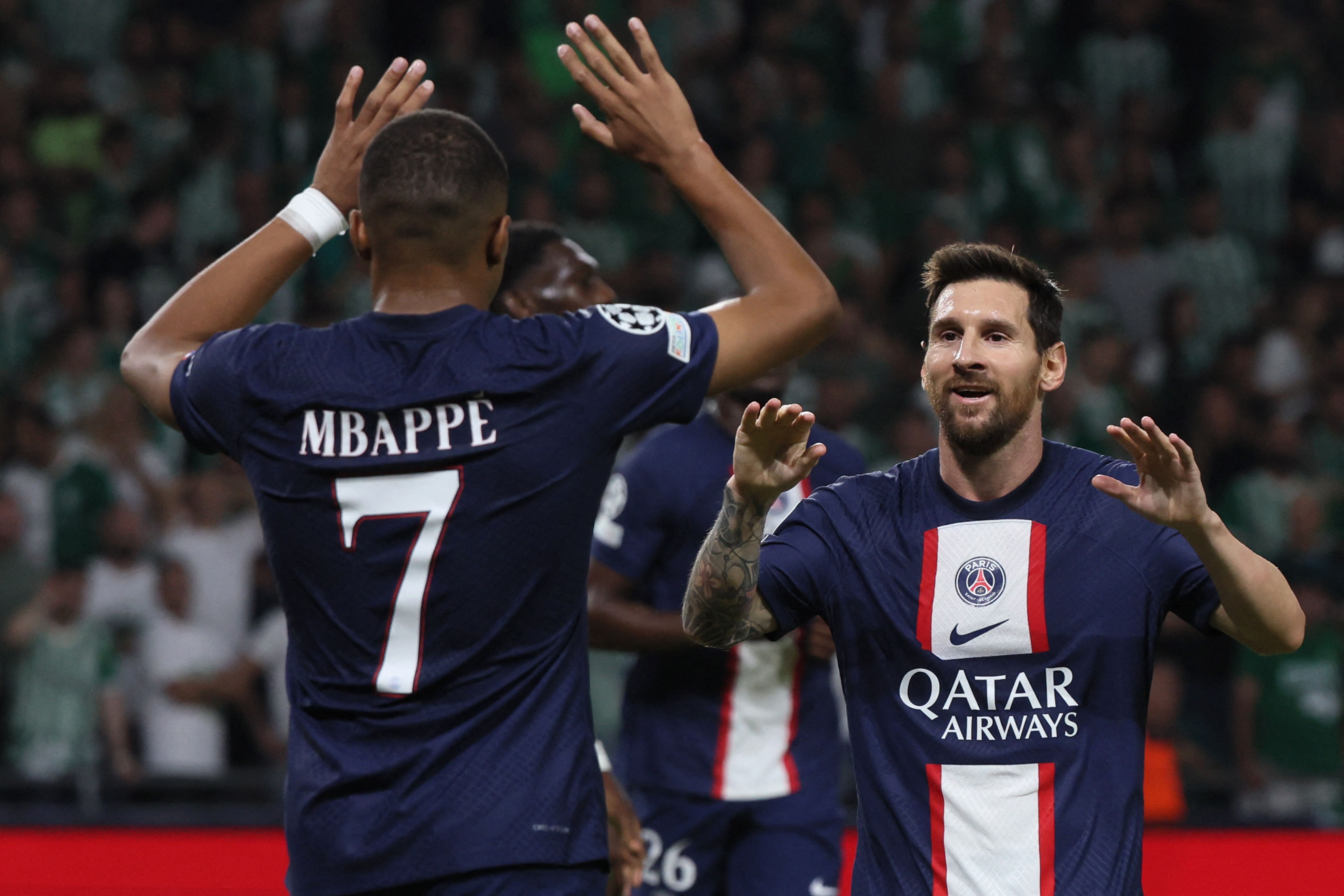 Lionel Messi es felicitado por Kilyan Mbappé tras marcar el gol del empate ante el Maccabi Haifa. (Foto Prensa Libre: AFP)